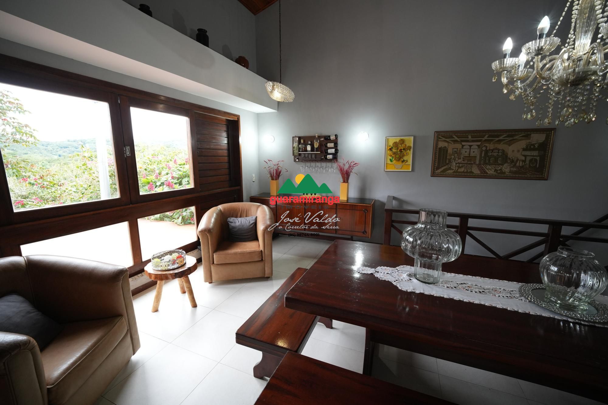 Casa triplex em condomínio de alto padrão em meio a natureza