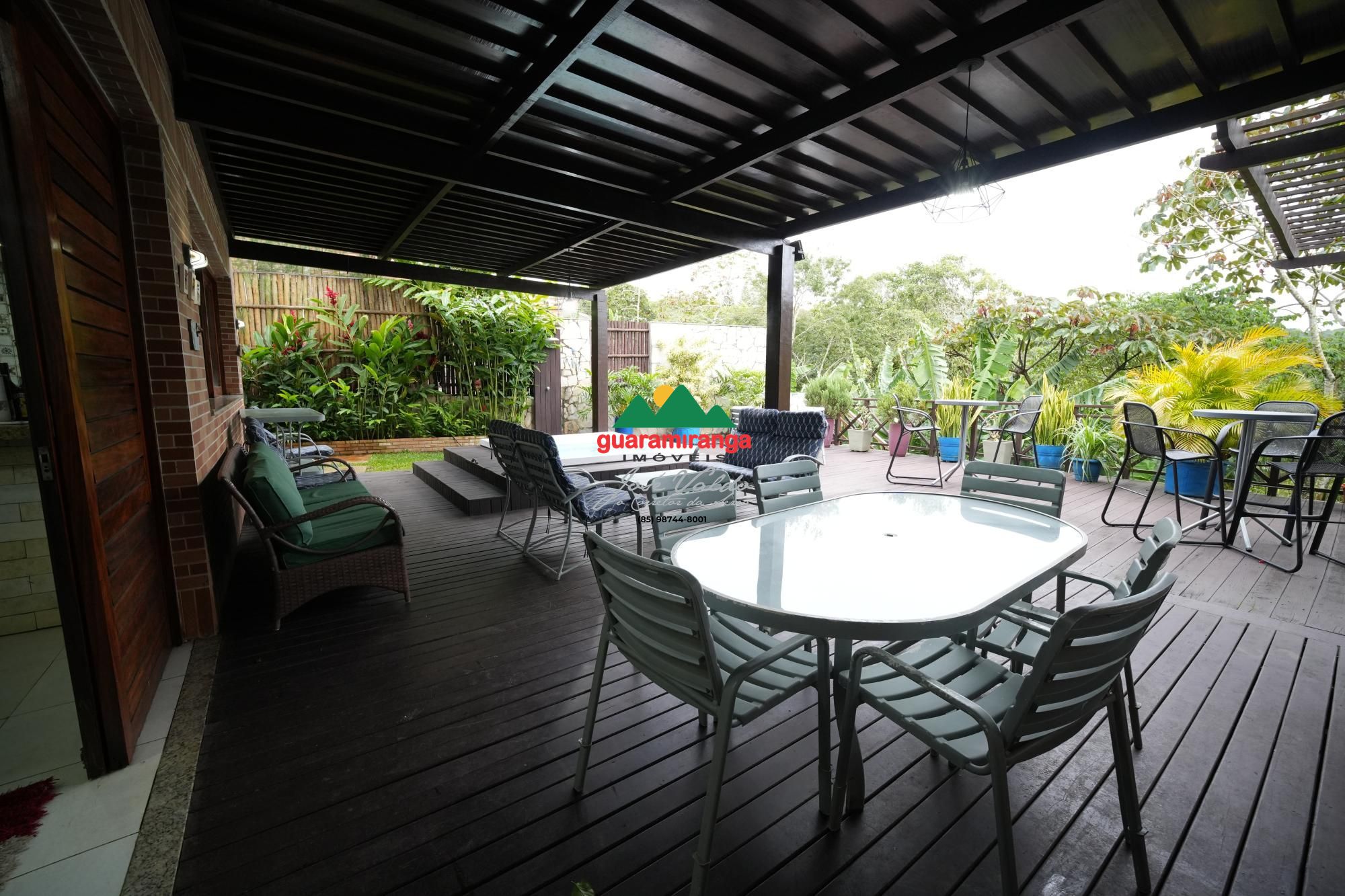 Casa triplex em condomínio de alto padrão em meio a natureza
