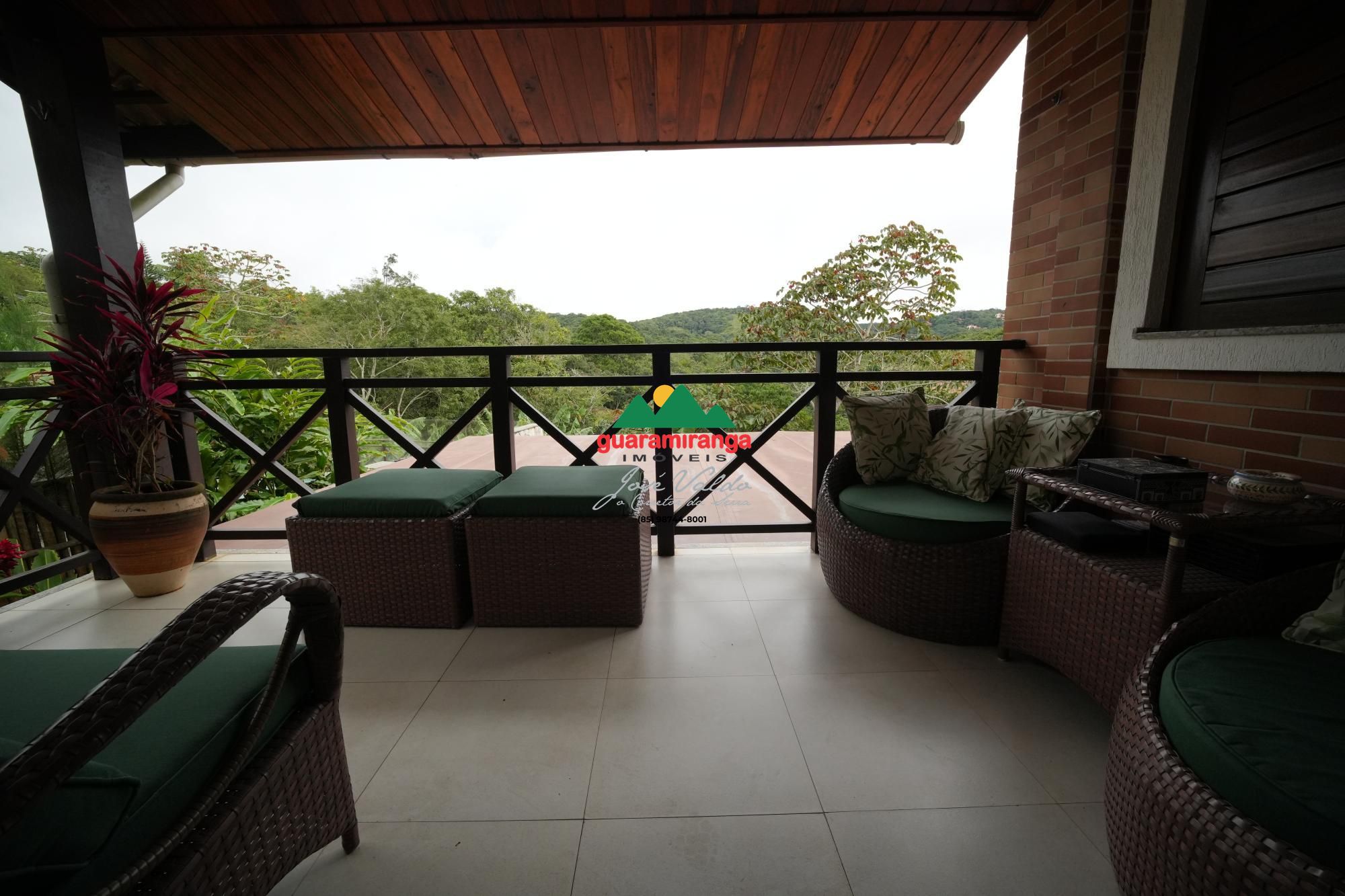 Casa triplex em condomínio de alto padrão em meio a natureza