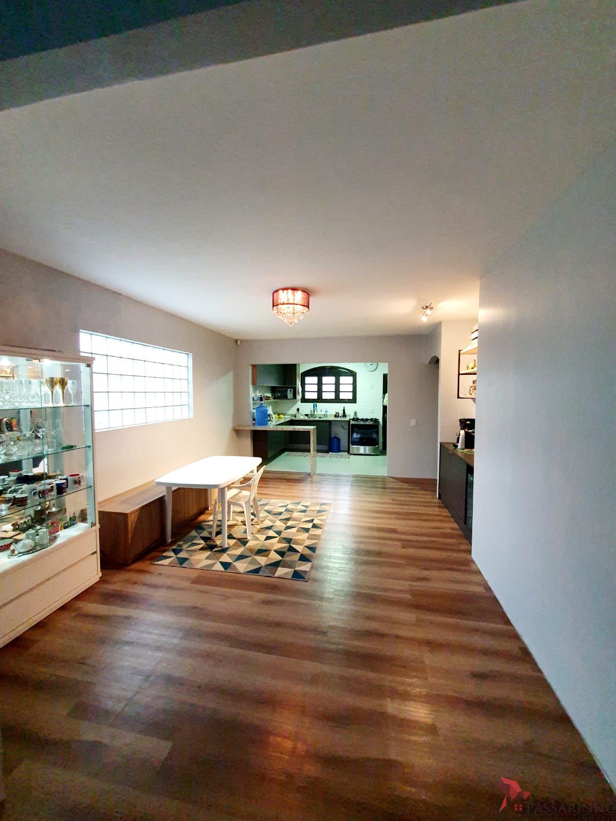 Casa à venda com 3 quartos, 233m² - Foto 1