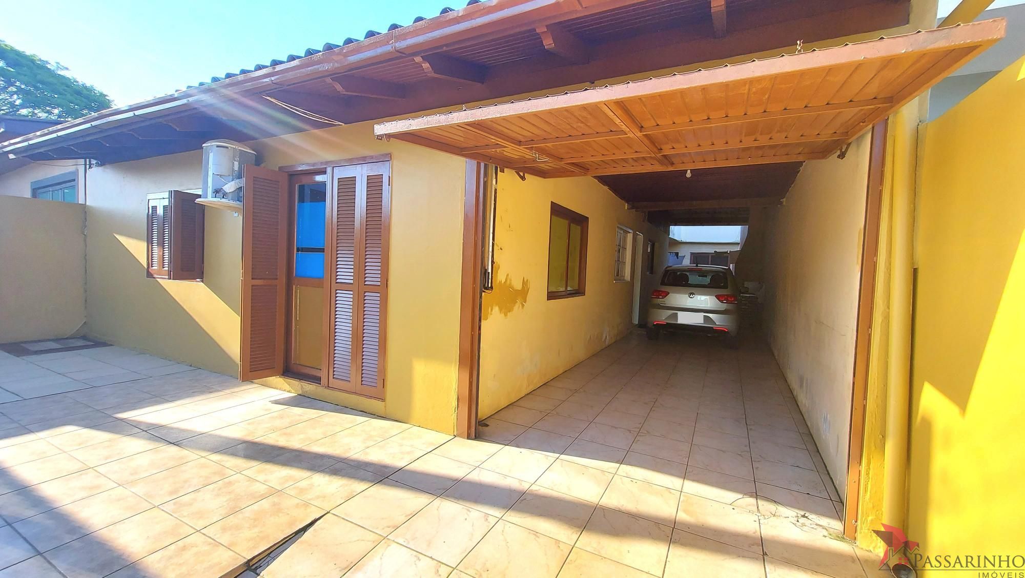 Casa à venda com 6 quartos, 220m² - Foto 1