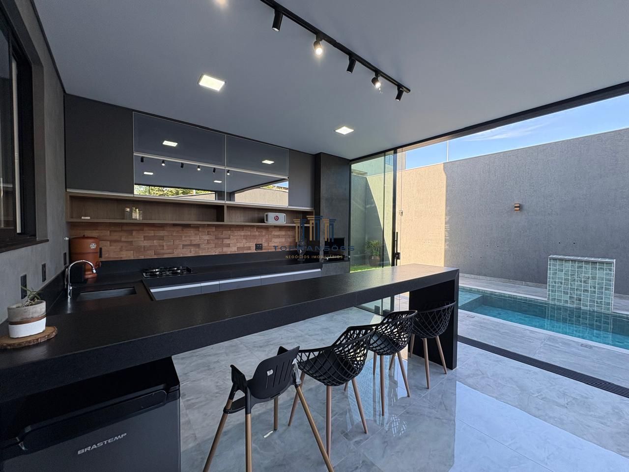 Casa de alto padrão, moderna com piscina aquecida, 4 quartos, em Alphaville/MG