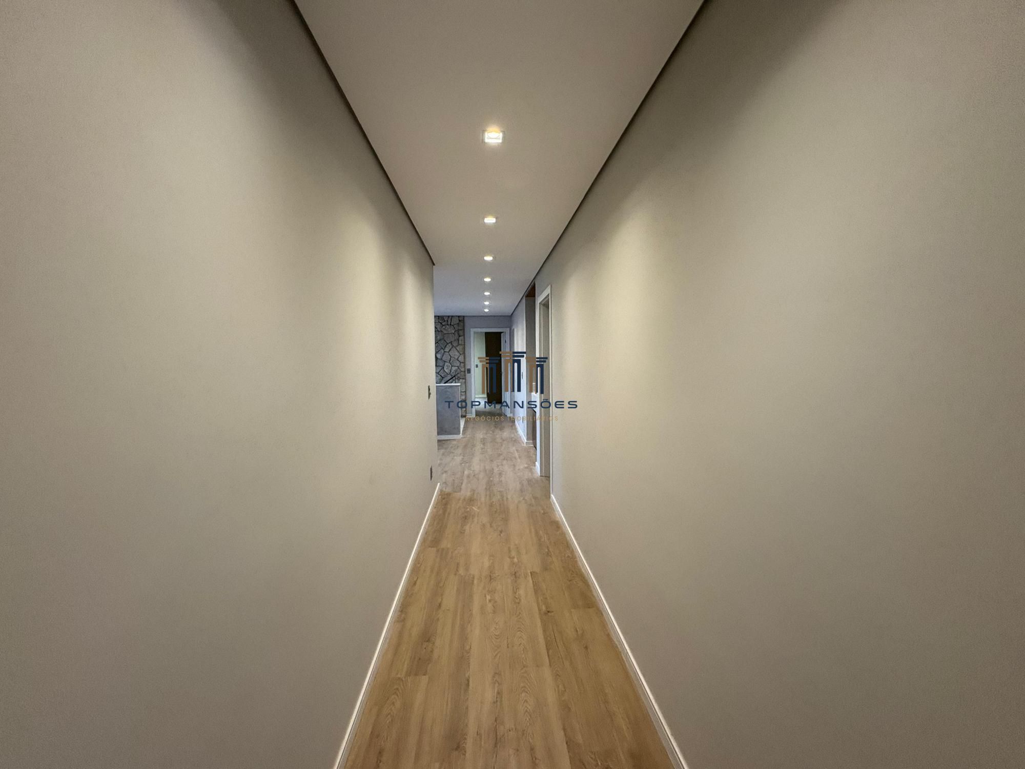 Casa de alto padrão, nova e mobiliada com 4 suítes e Piscina suspensa em Alphavi