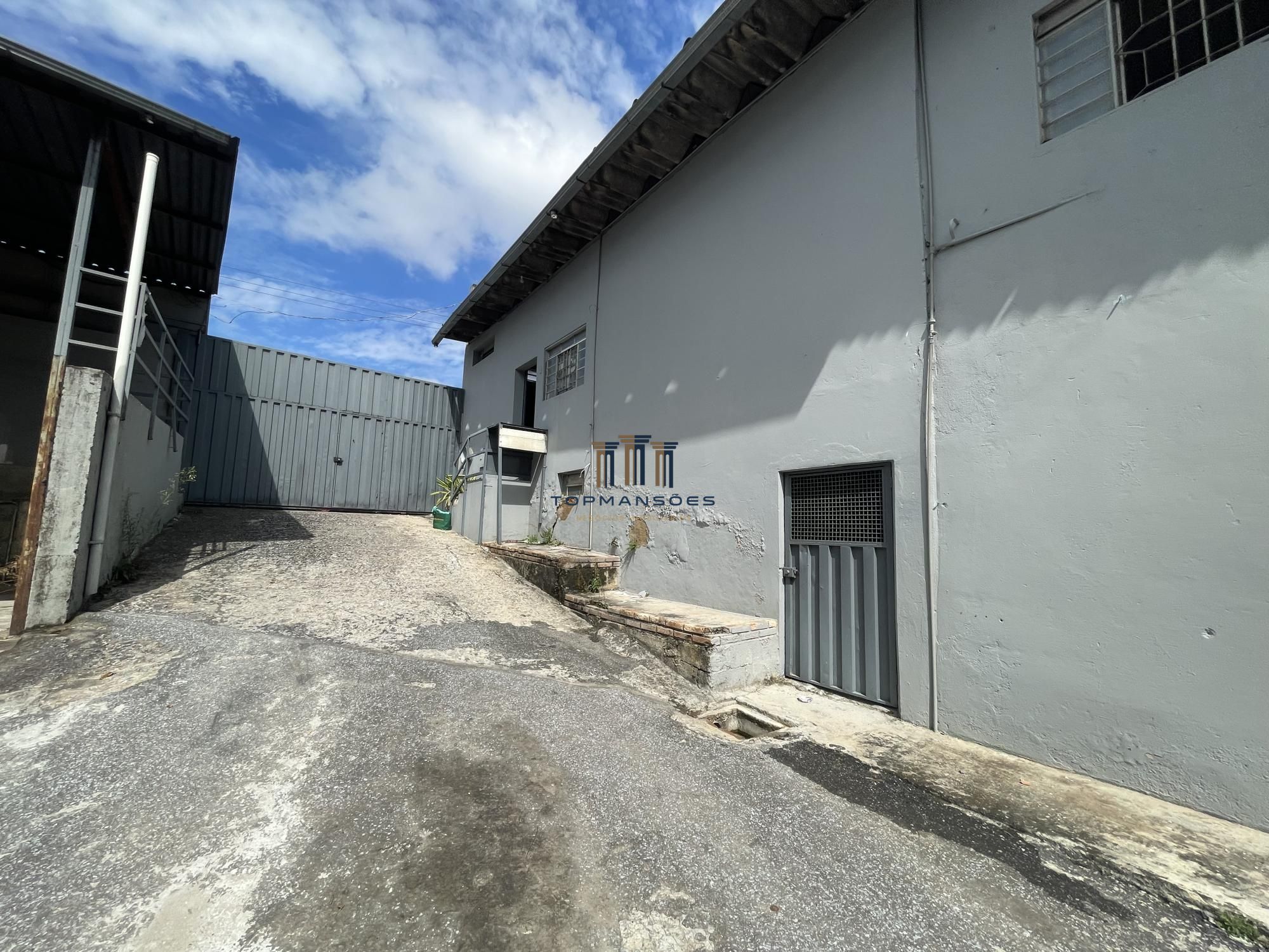 Loja e pátio com 620m2 em excelente ponto comercial no Céu Azul/BH