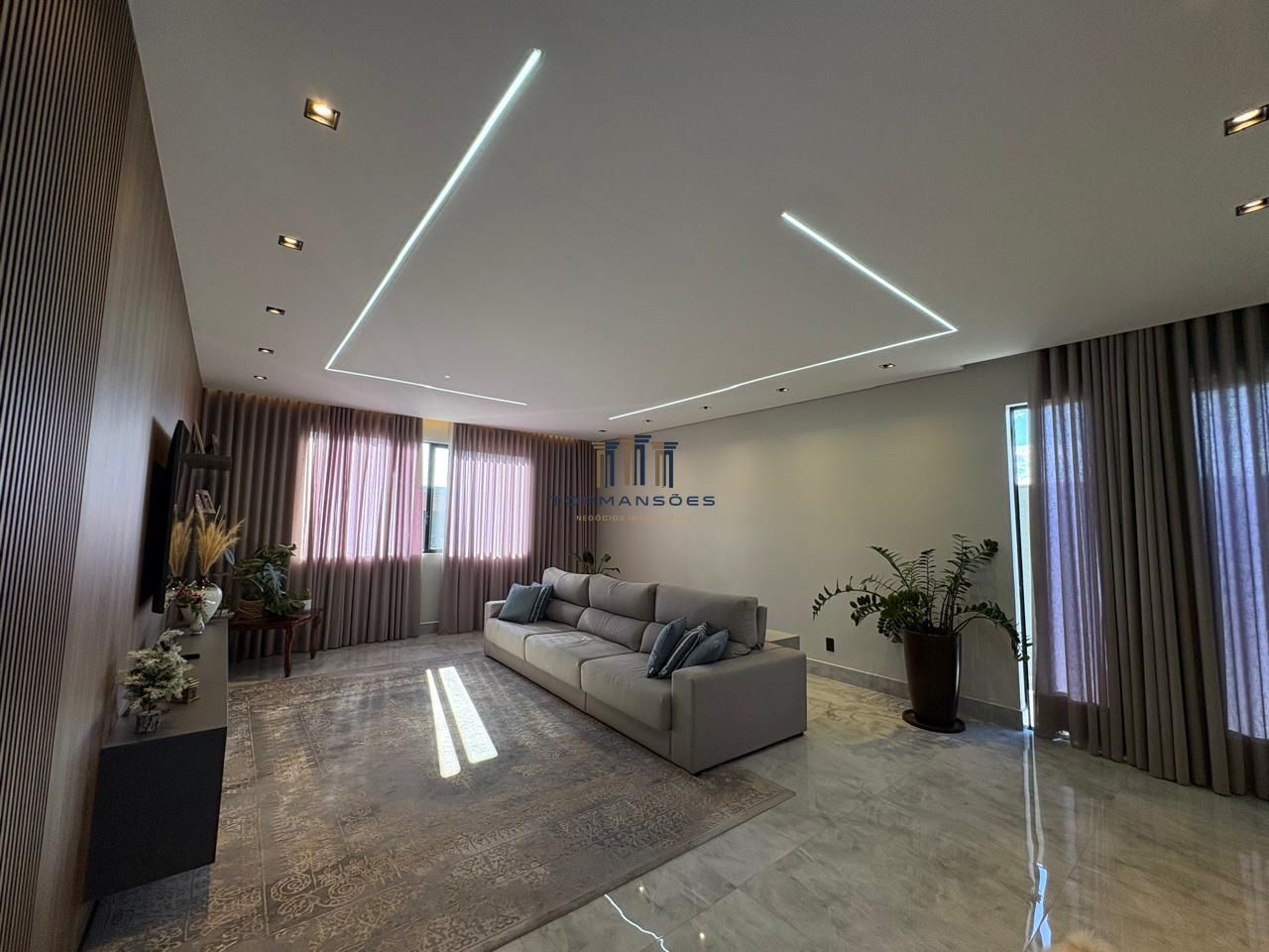 Casa de alto padrão, moderna com piscina aquecida, 4 quartos, em Alphaville/MG