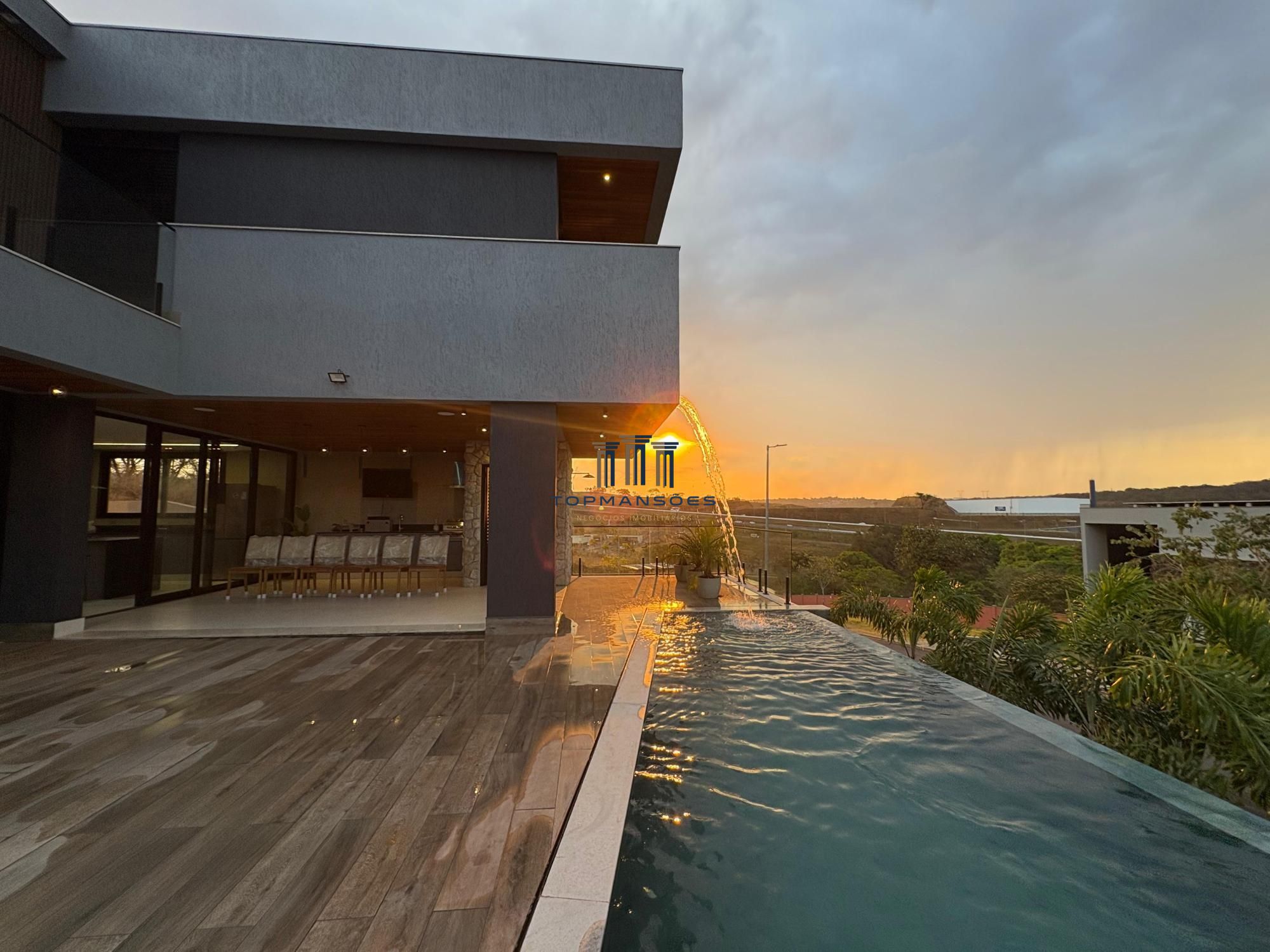 Casa de alto padrão, nova e mobiliada com 4 suítes e Piscina suspensa em Alphavi