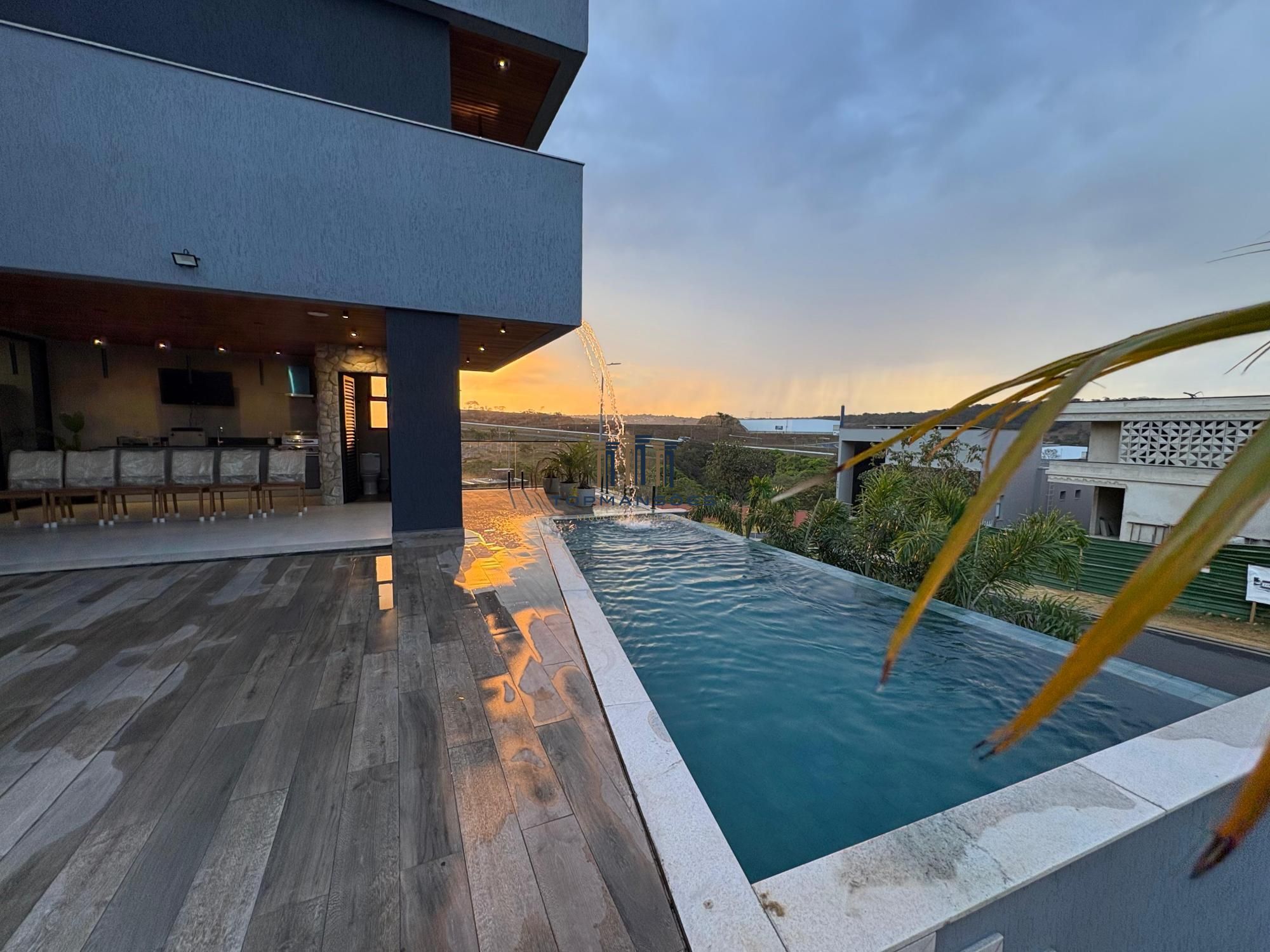 Casa de alto padrão, nova e mobiliada com 4 suítes e Piscina suspensa em Alphavi