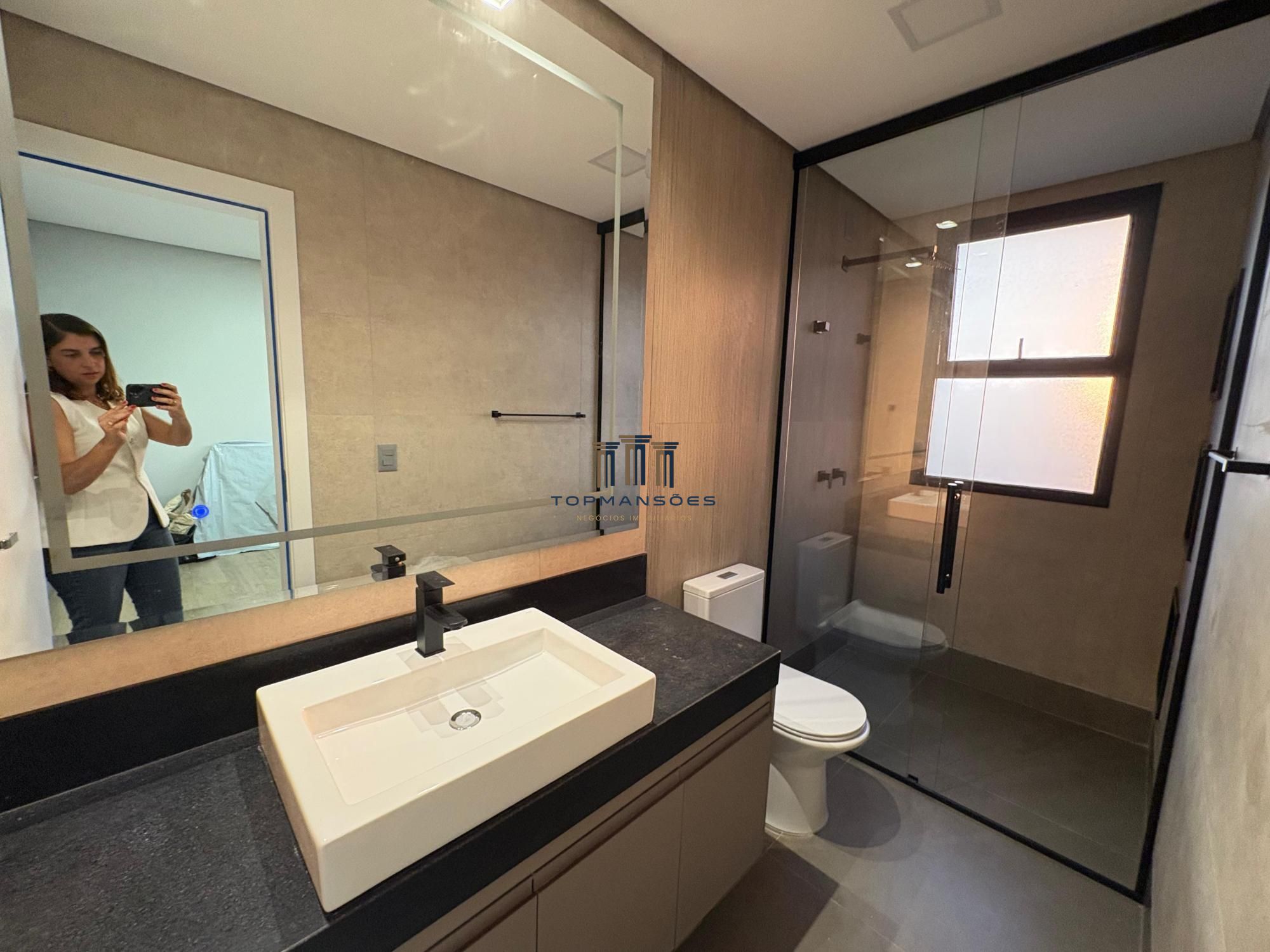 Casa de alto padrão, nova e mobiliada com 4 suítes e Piscina suspensa em Alphavi