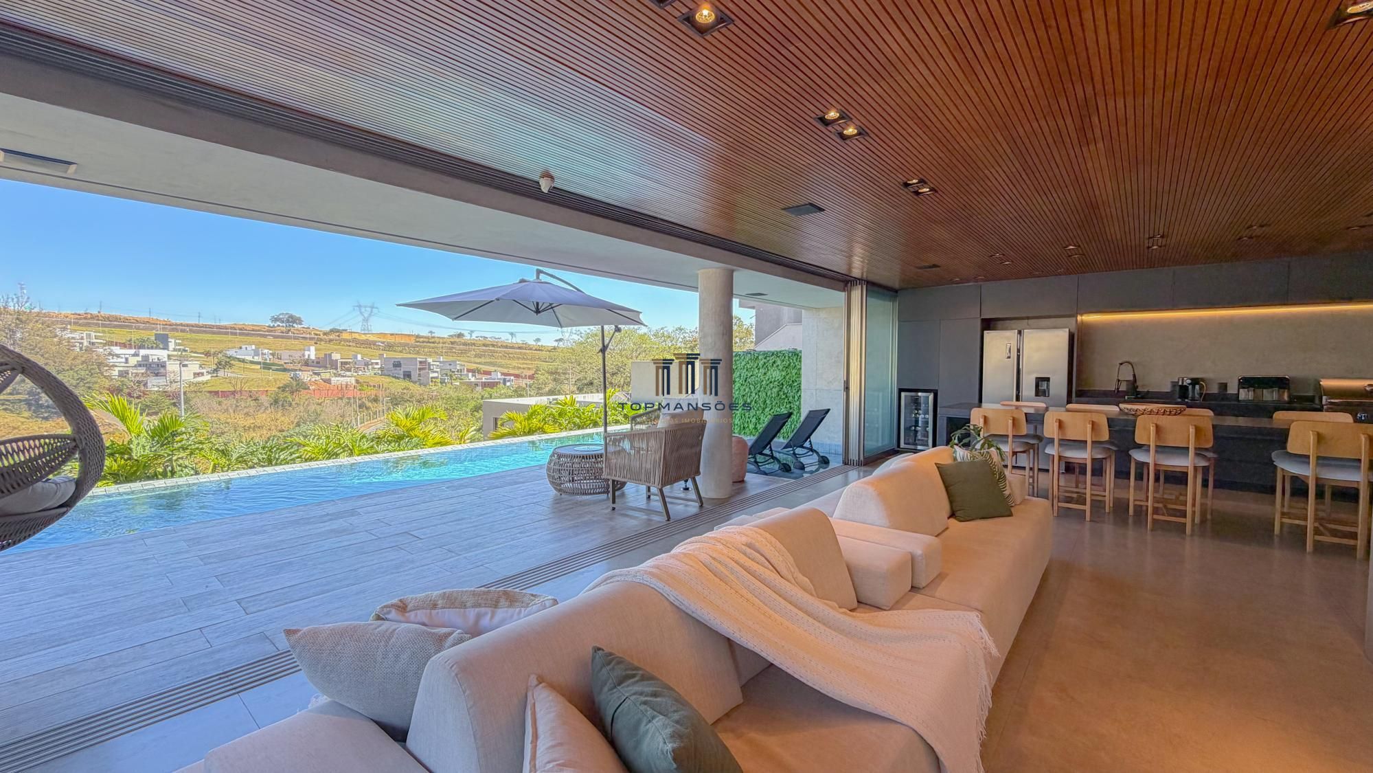 Casa Alto Padrão mobiliada com 4 Suítes, Piscina e Vista em Alphaville Vespasian