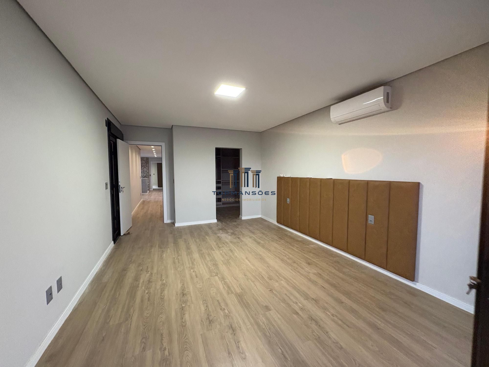 Casa de alto padrão, nova e mobiliada com 4 suítes e Piscina suspensa em Alphavi