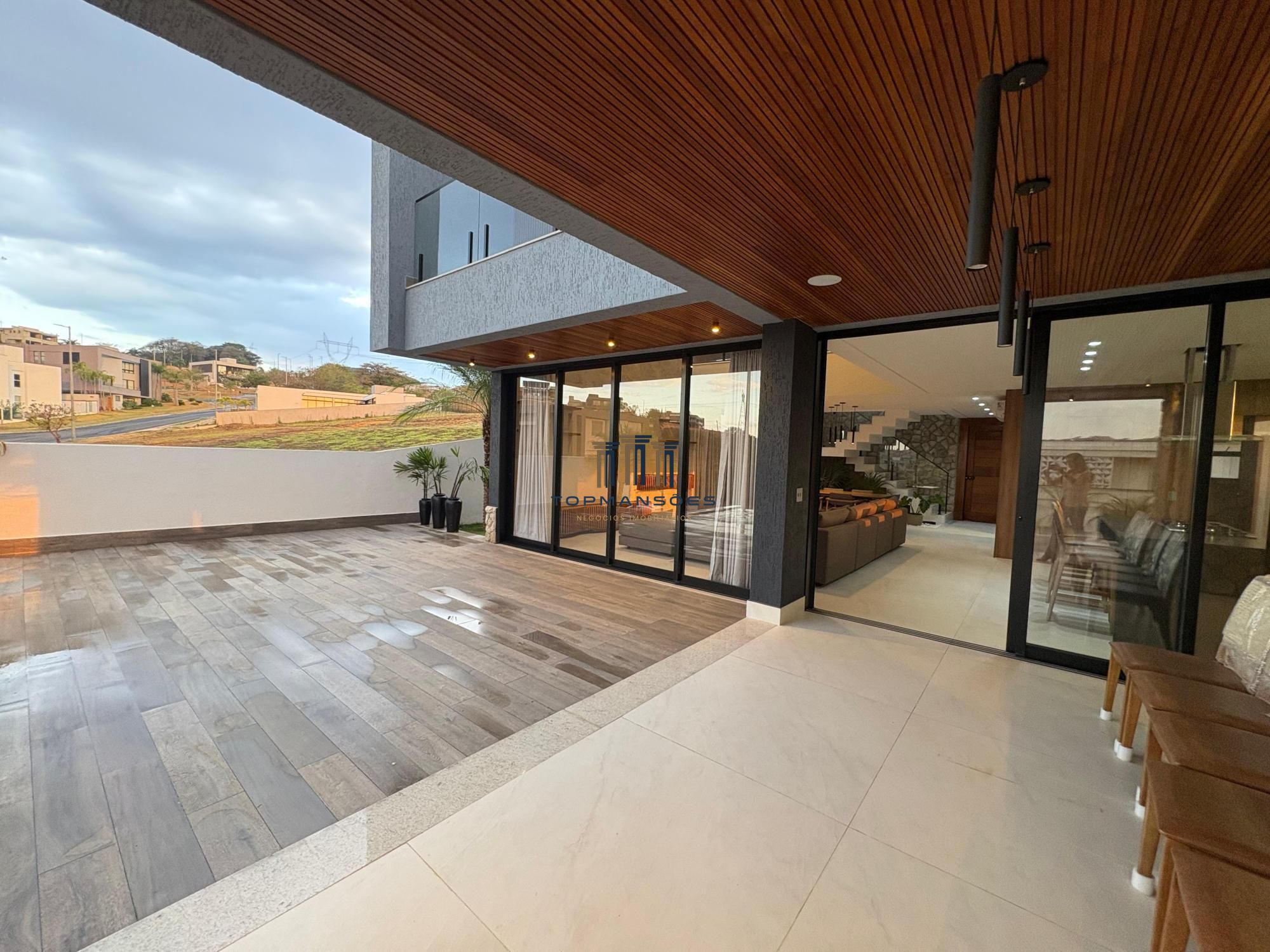 Casa de alto padrão, nova e mobiliada com 4 suítes e Piscina suspensa em Alphavi