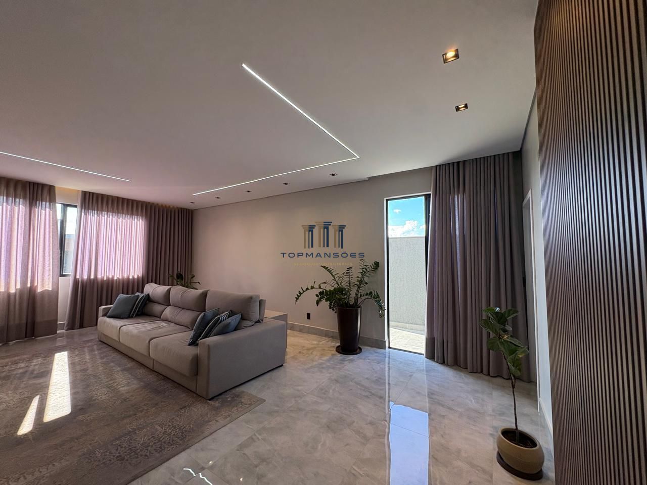 Casa de alto padrão, moderna com piscina aquecida, 4 quartos, em Alphaville/MG