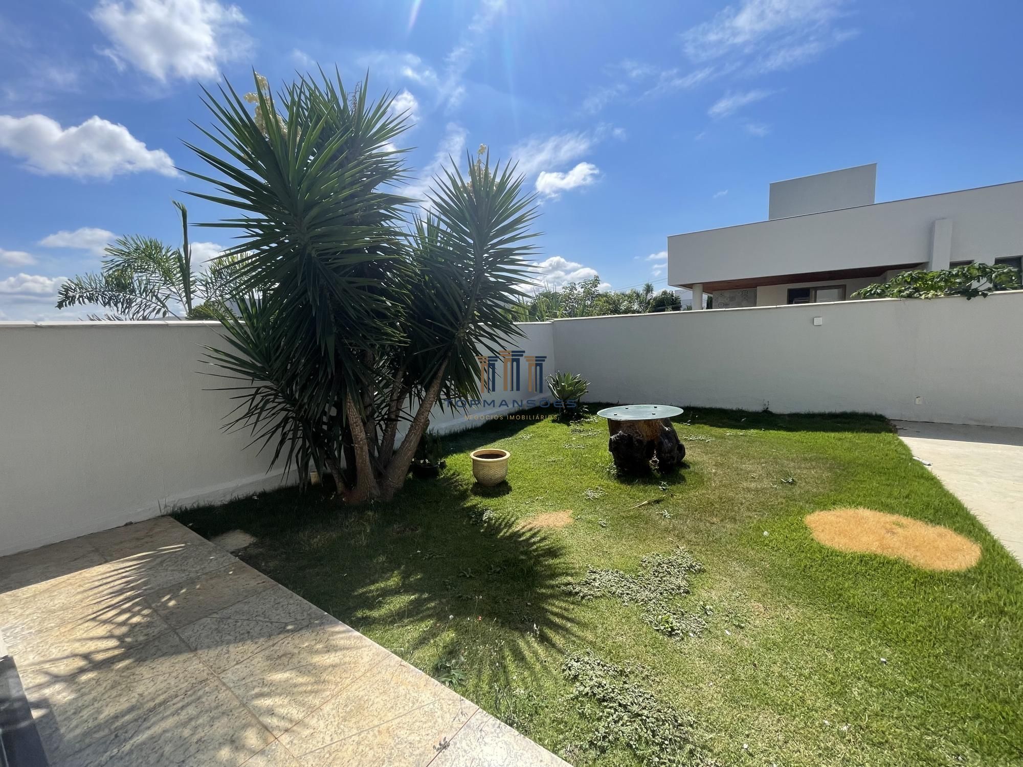 Linda casa com 3 suítes em Condomínio- Vespasiano.