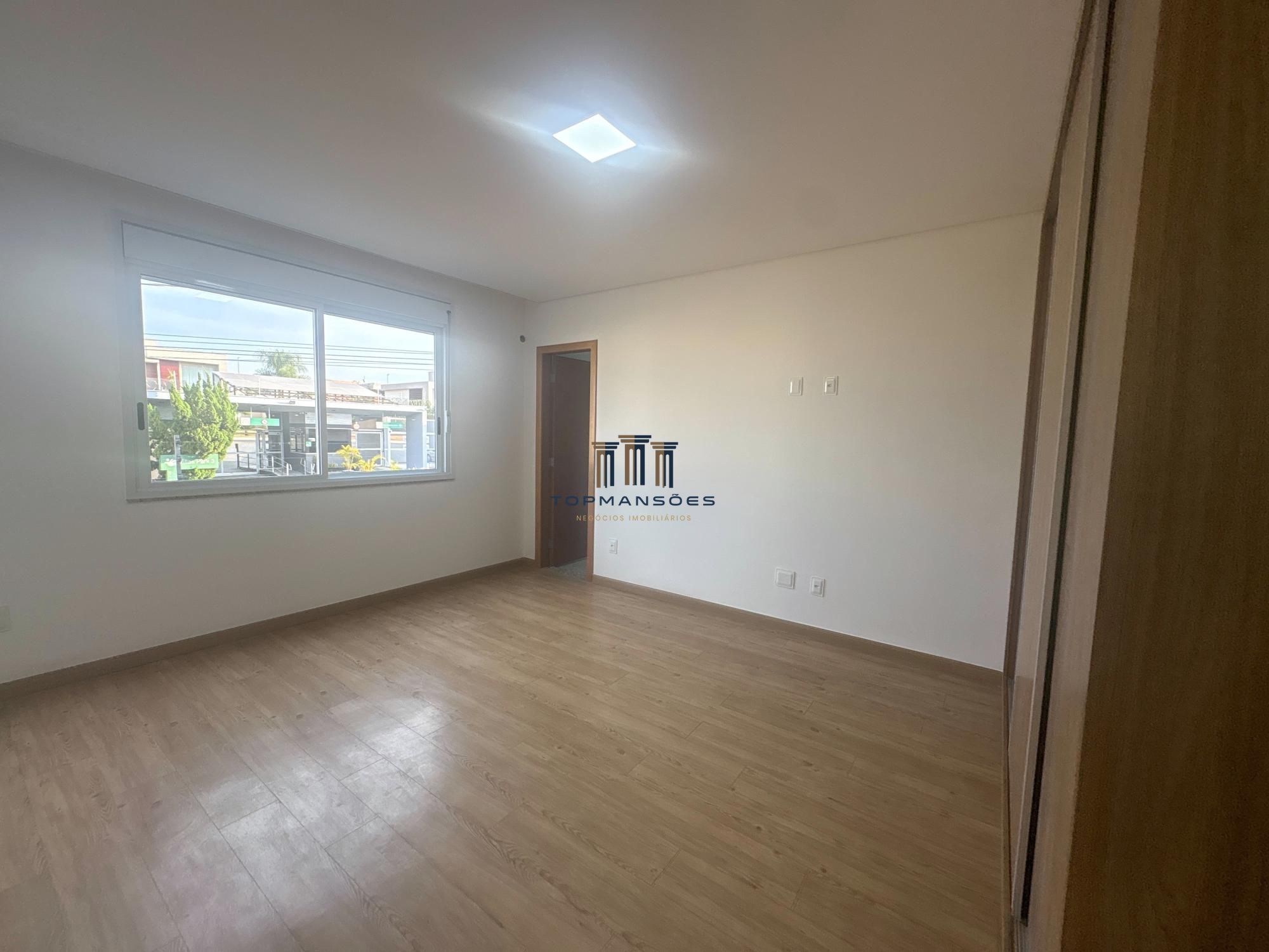 Casa com 4 suítes vista definitiva em Condominio fechado em Vespasiano