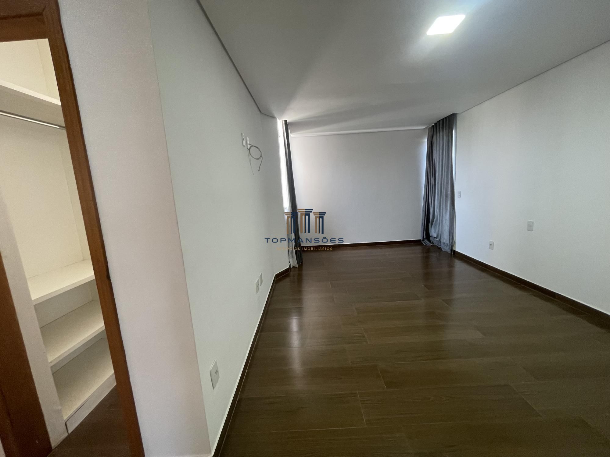 Linda casa com 3 suítes em Condomínio- Vespasiano.