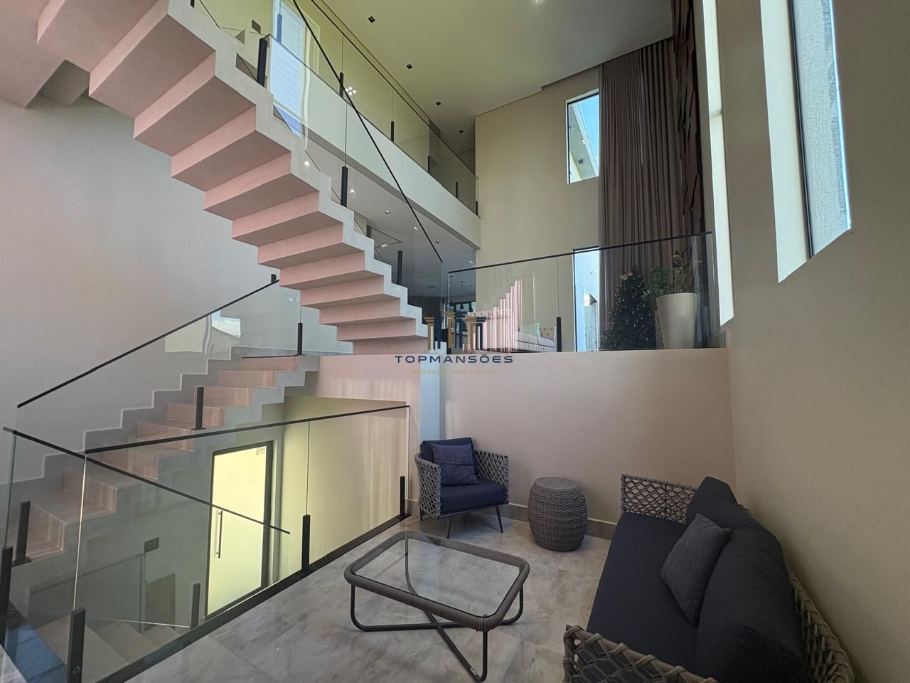 Casa de alto padrão, moderna com piscina aquecida, 4 quartos, em Alphaville/MG