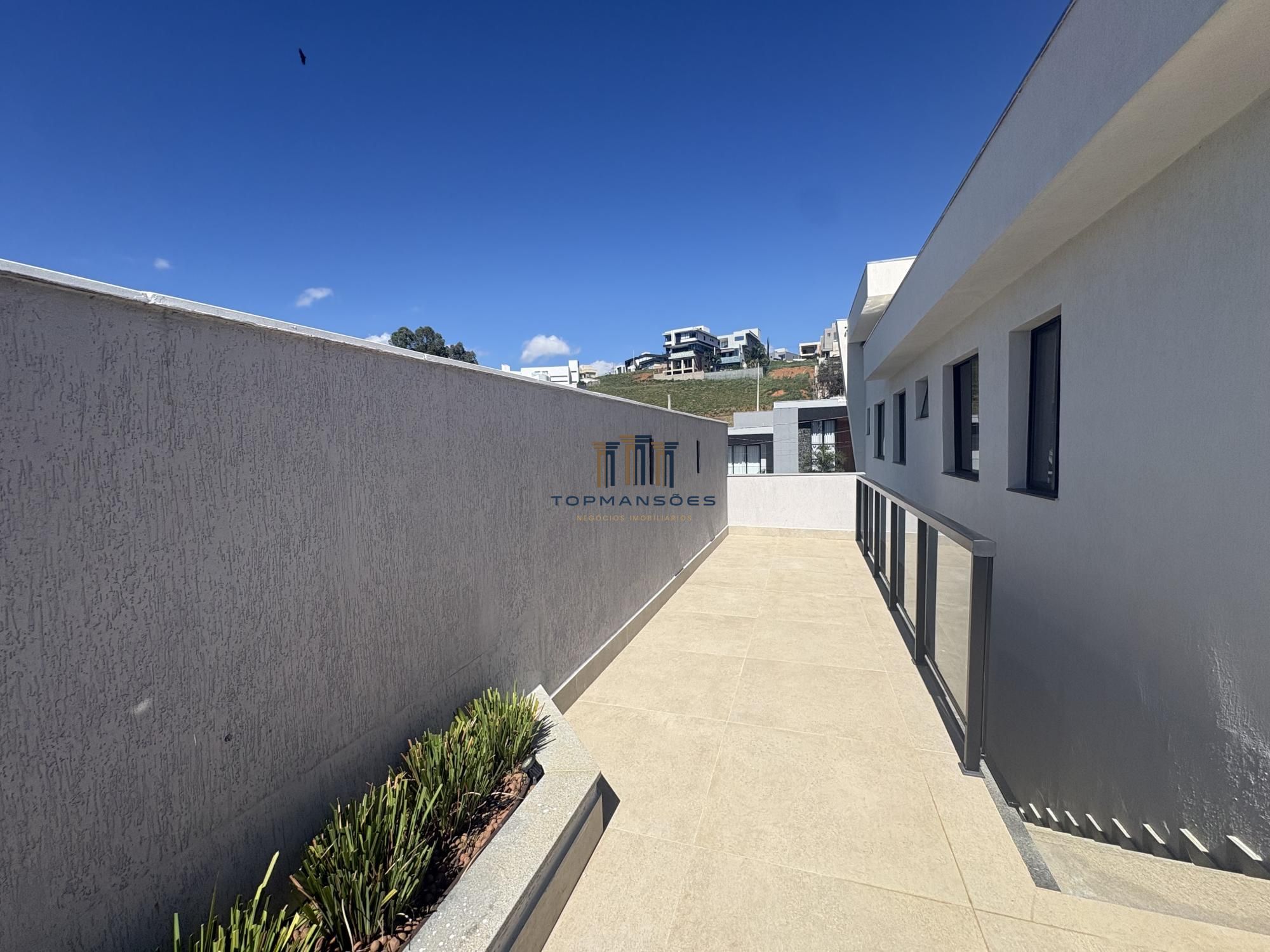 Casa moderna linear com piscina em condominio, vespasiano/mg