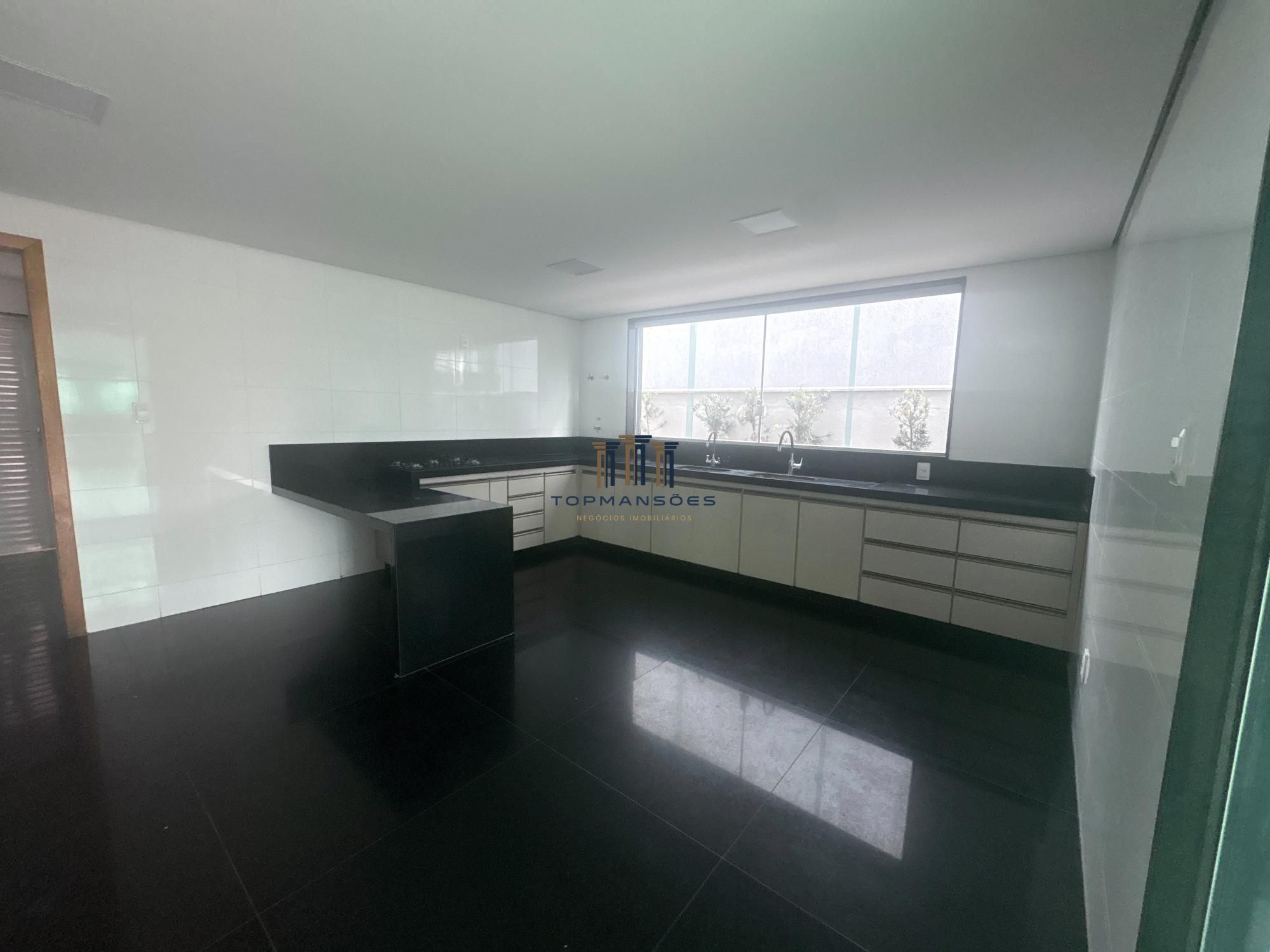 Casa com 4 suítes vista definitiva em Condominio fechado em Vespasiano