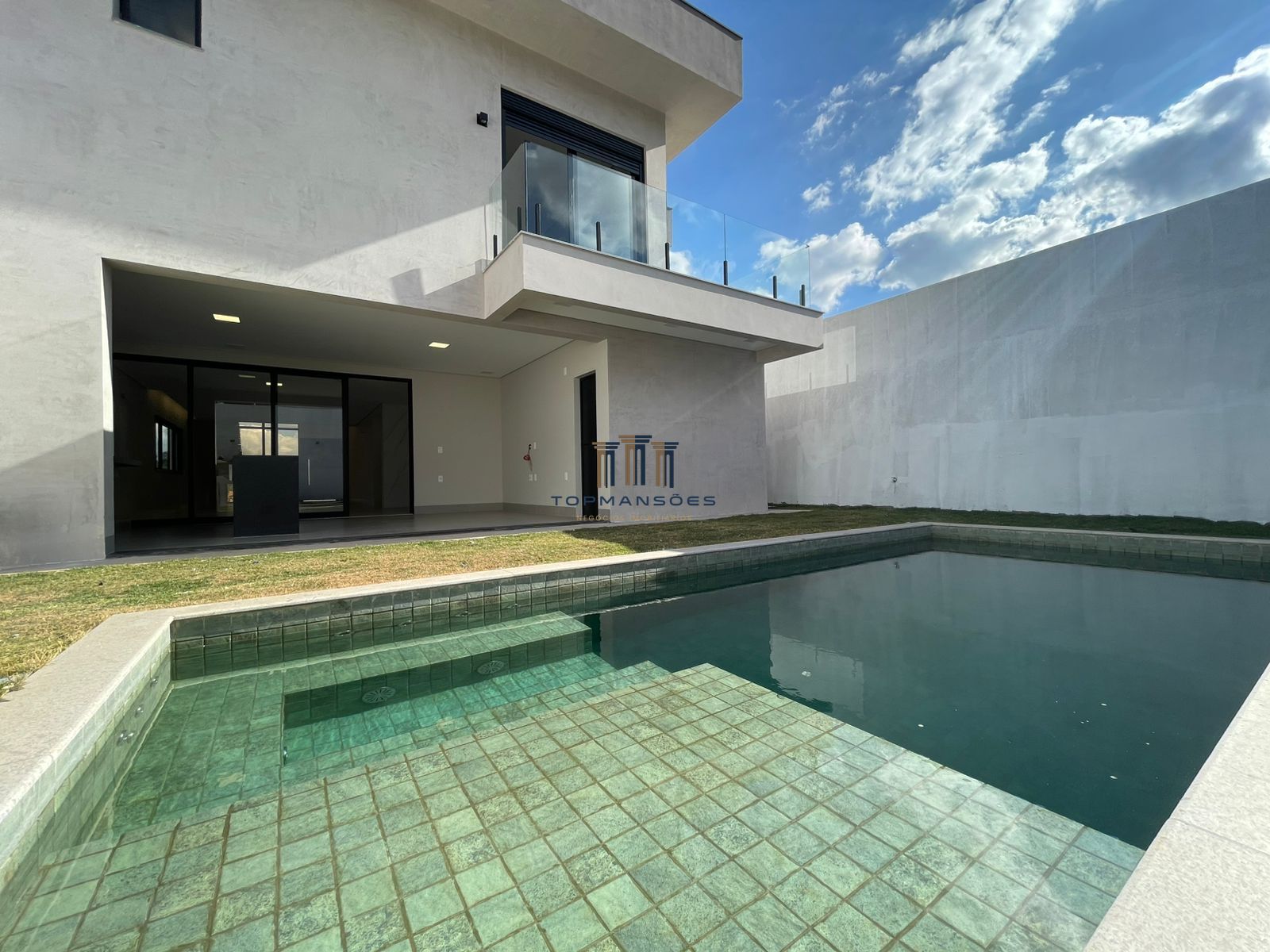 Casa Nova Alto Padrão em Condominio na Pampulha com 4 suites, Gourmet ePiscina