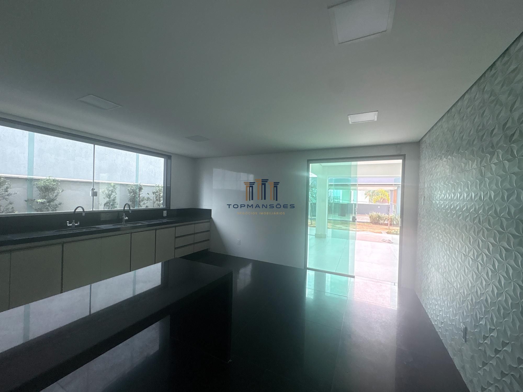Casa com 4 suítes vista definitiva em Condominio fechado em Vespasiano