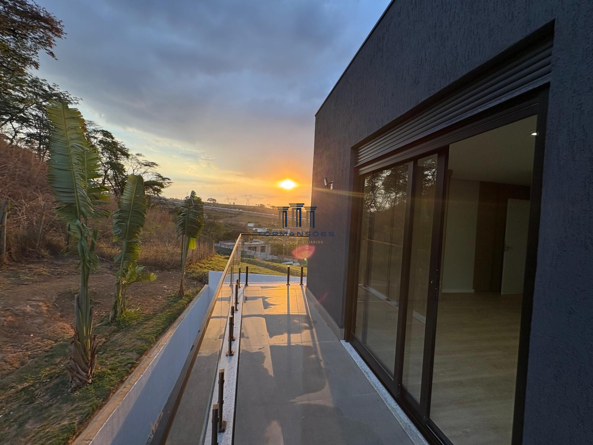 Casa de alto padrão, nova e mobiliada com 4 suítes e Piscina suspensa em Alphavi