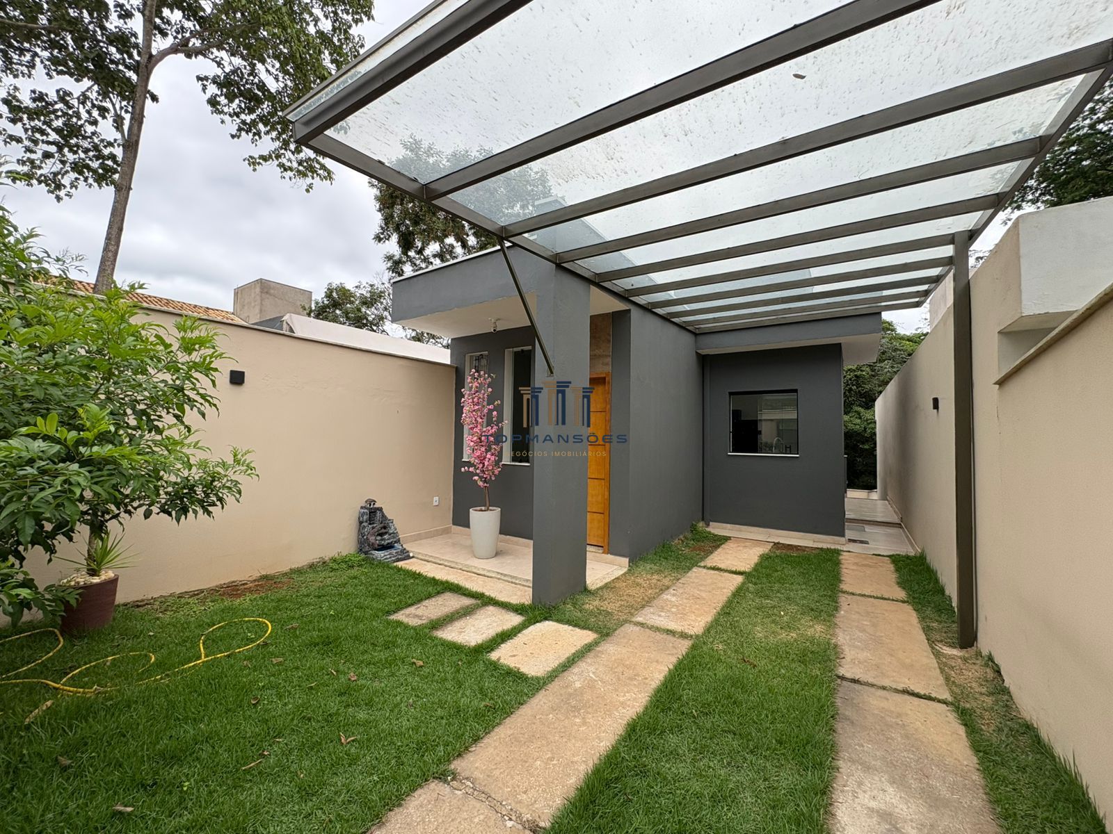Casa moderna, 2 quartos, com gourmet e jardim no aeronautas,