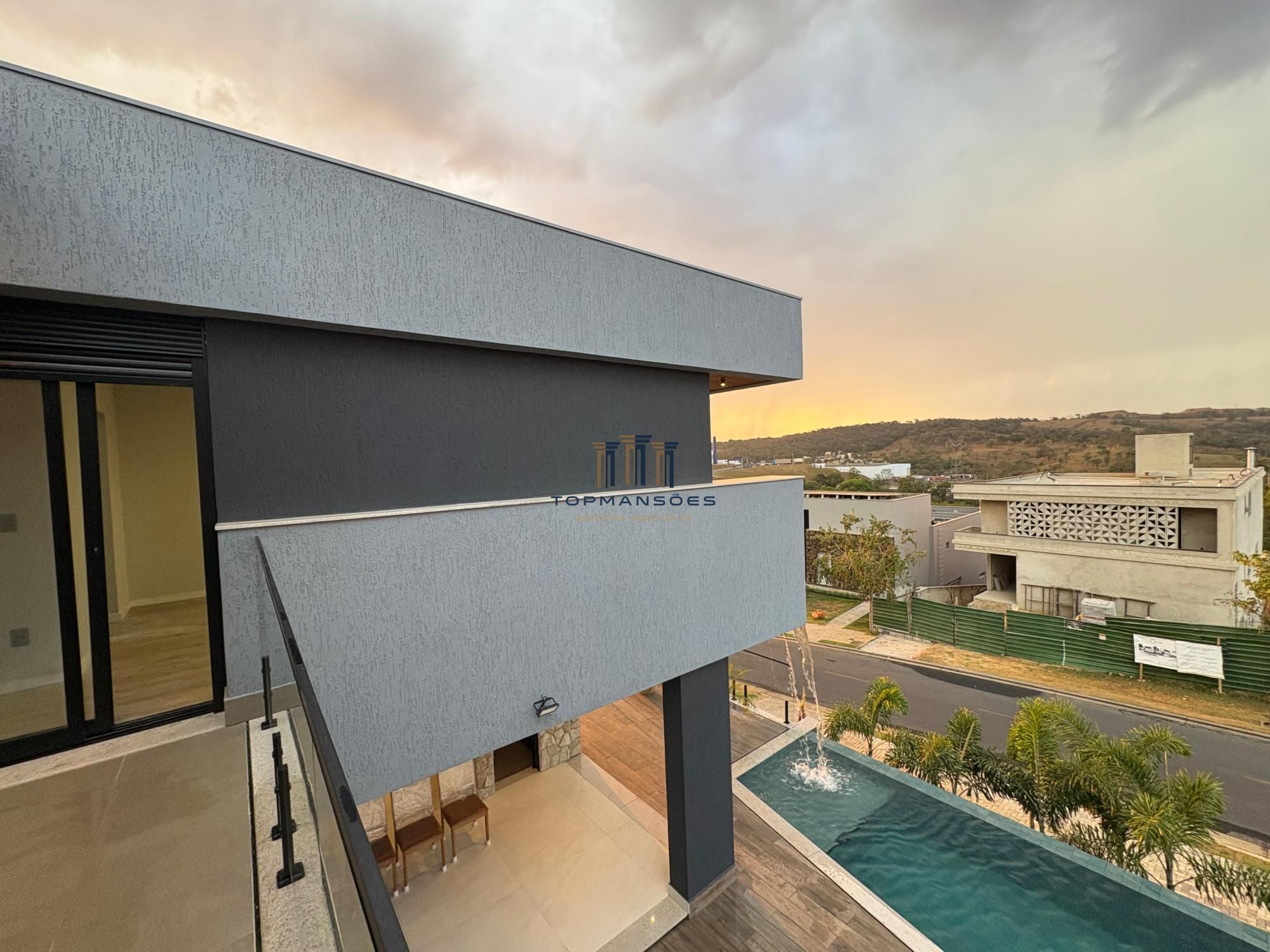 Casa de alto padrão, nova e mobiliada com 4 suítes e Piscina suspensa em Alphavi