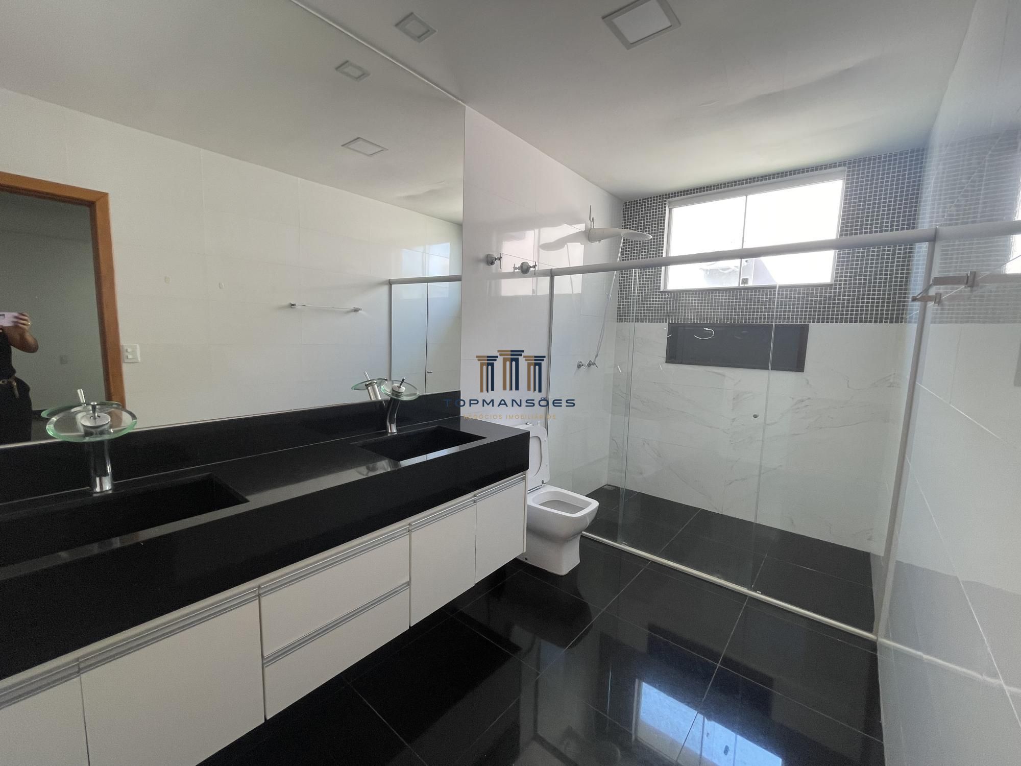 Linda casa com 3 suítes em Condomínio- Vespasiano.