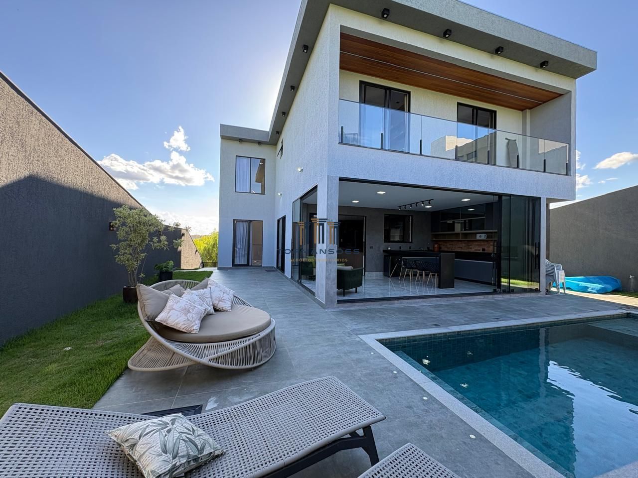 Casa de alto padrão, moderna com piscina aquecida, 4 quartos, em Alphaville/MG