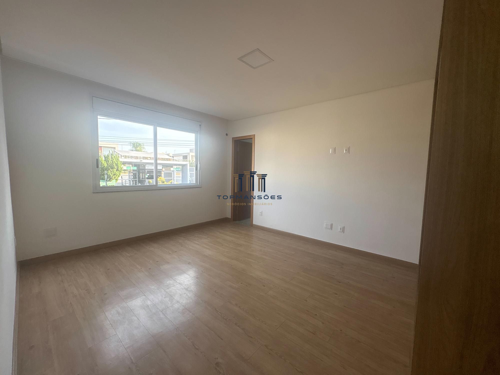 Casa com 4 suítes vista definitiva em Condominio fechado em Vespasiano