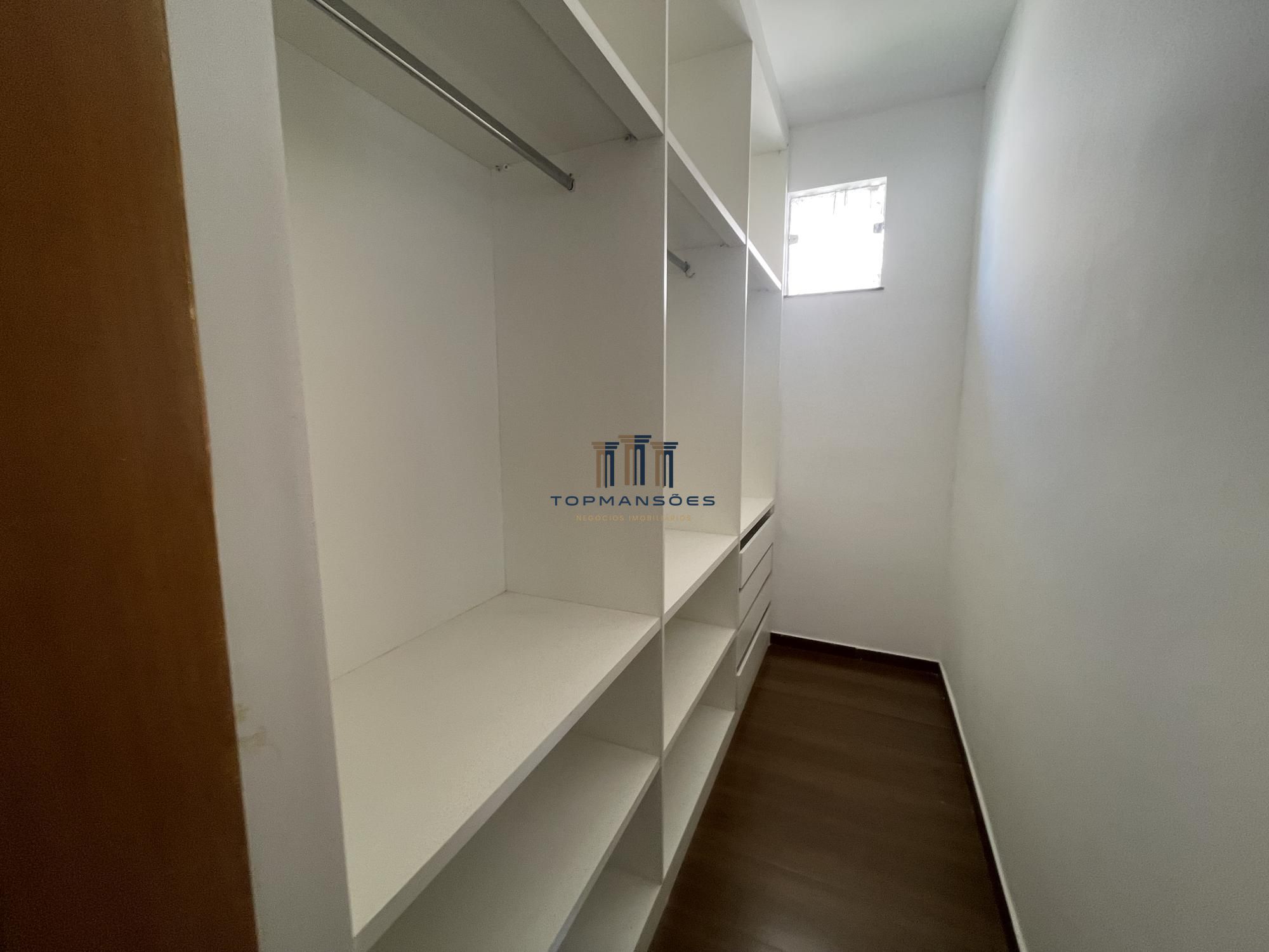 Linda casa com 3 suítes em Condomínio- Vespasiano.