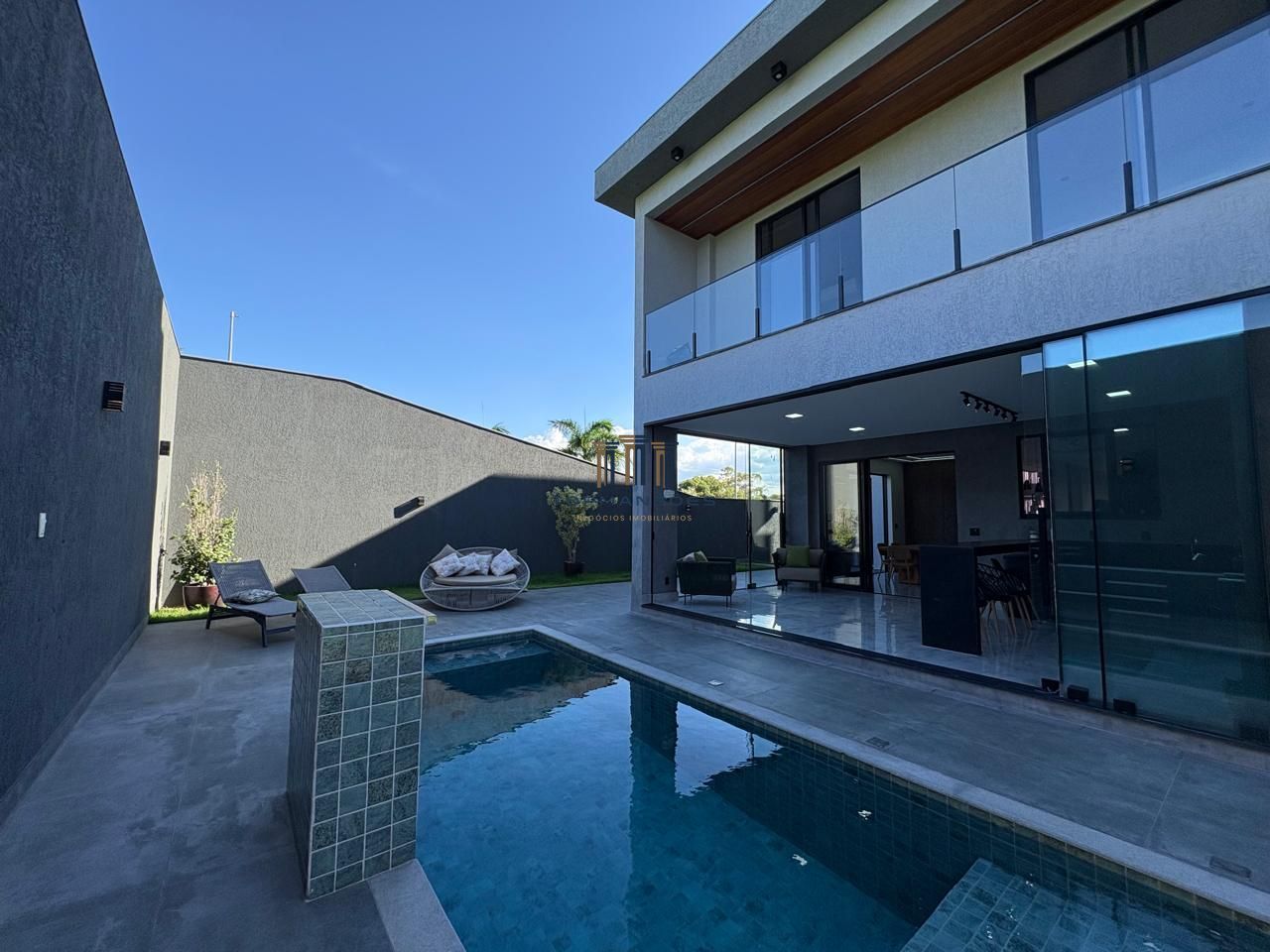 Casa de alto padrão, moderna com piscina aquecida, 4 quartos, em Alphaville/MG
