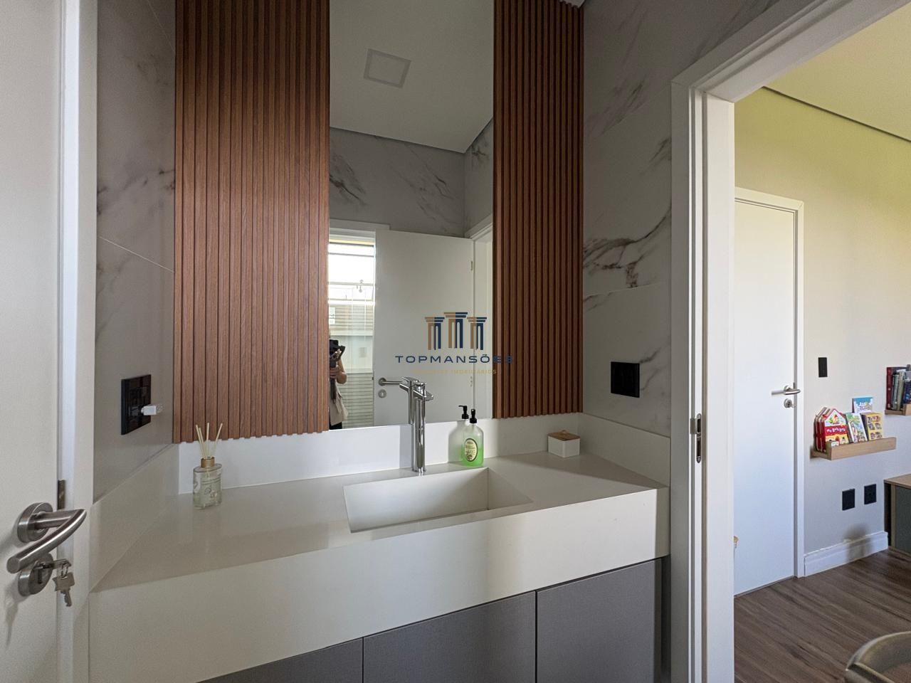 Casa de alto padrão, moderna com piscina aquecida, 4 quartos, em Alphaville/MG