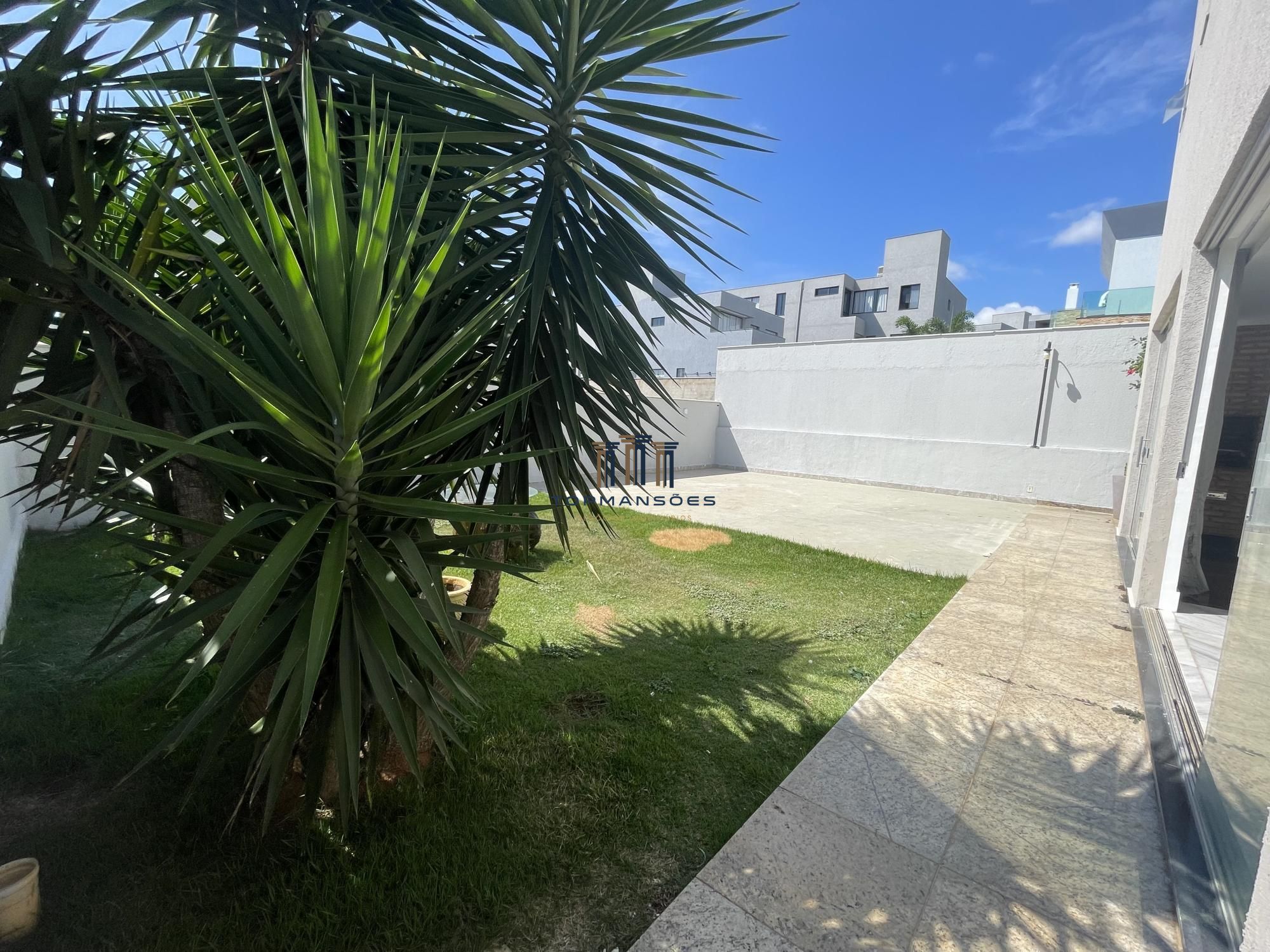 Linda casa com 3 suítes em Condomínio- Vespasiano.