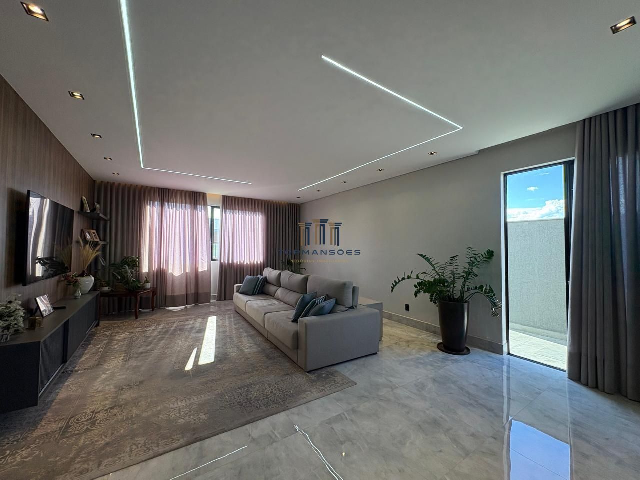Casa de alto padrão, moderna com piscina aquecida, 4 quartos, em Alphaville/MG