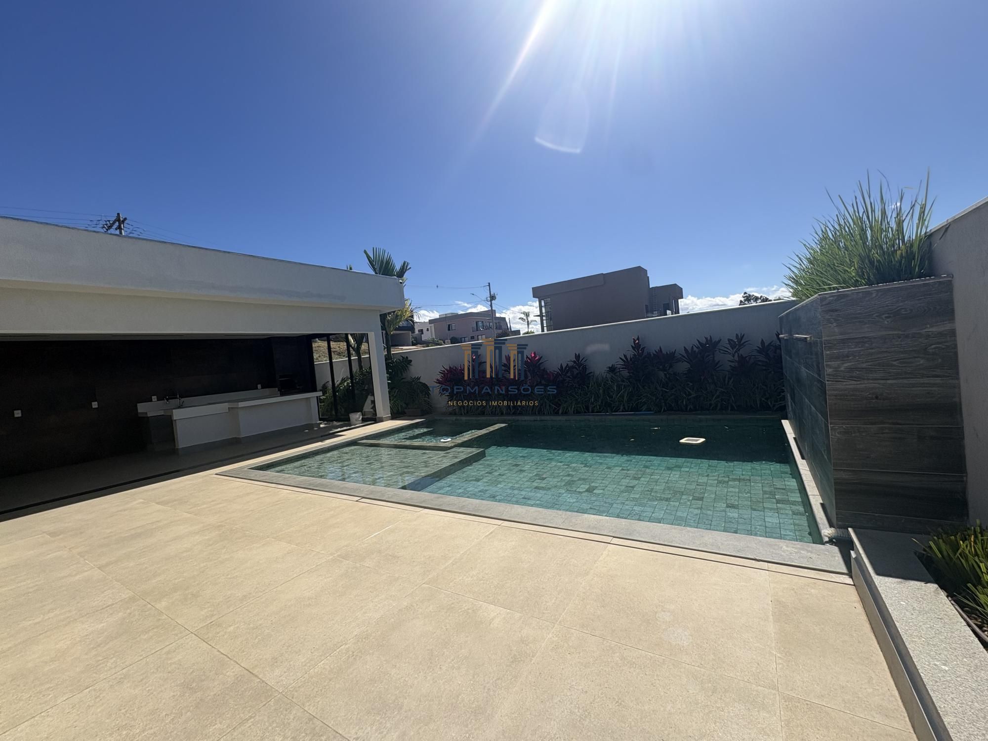 Casa moderna linear com piscina em condominio, vespasiano/mg