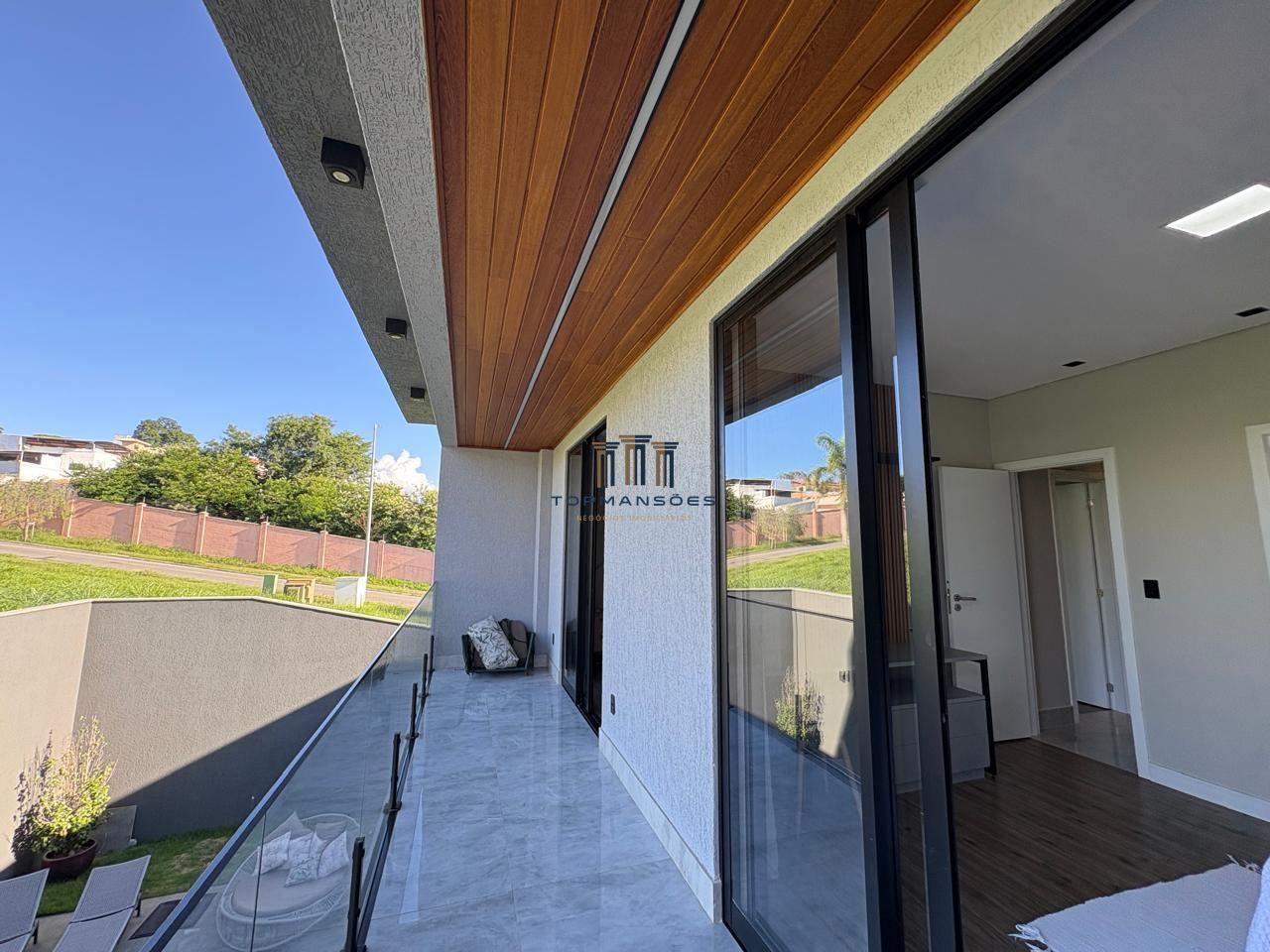 Casa de alto padrão, moderna com piscina aquecida, 4 quartos