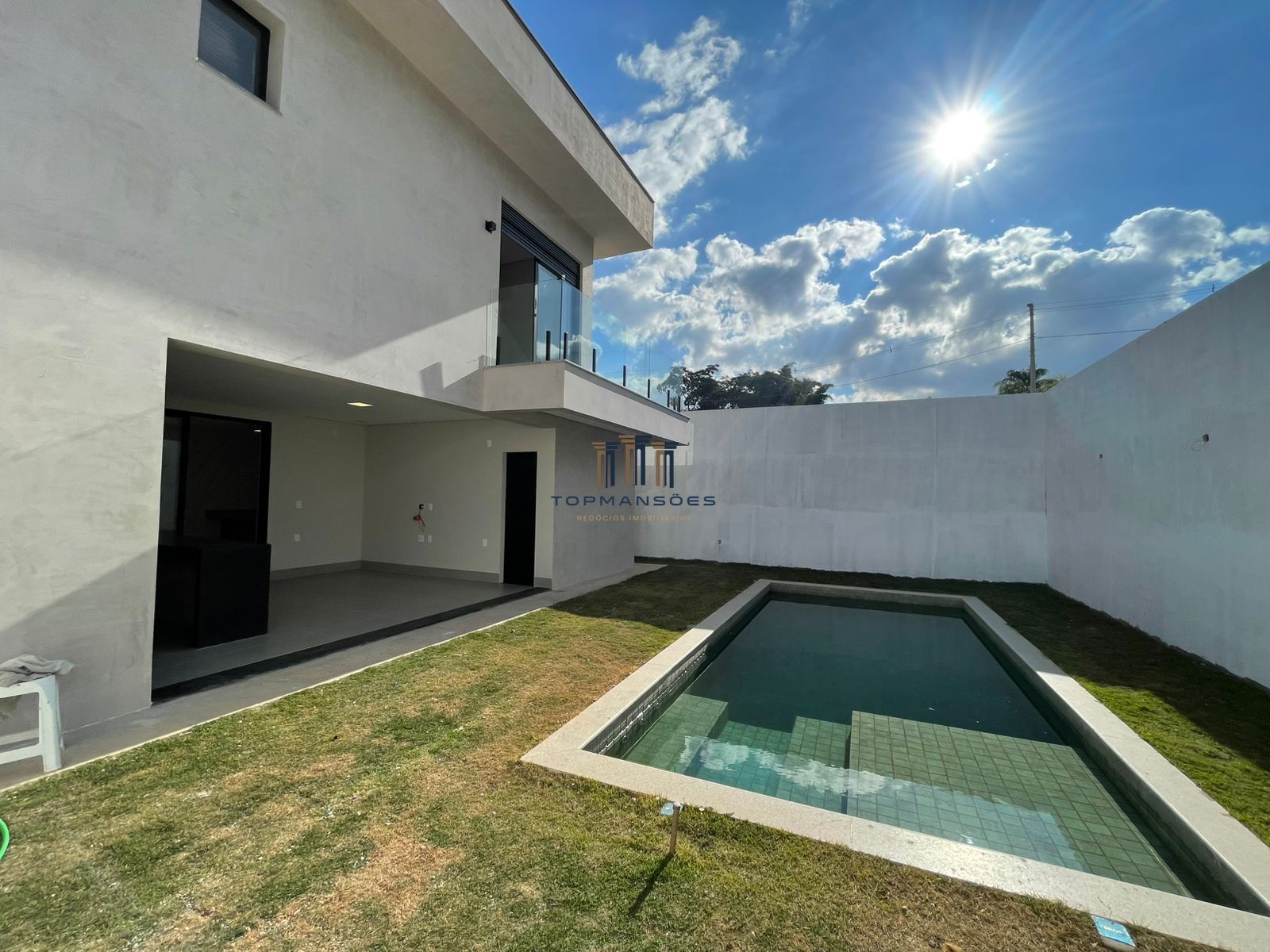 Casa Nova Alto Padrão em Condominio na Pampulha com 4 suites, Gourmet ePiscina
