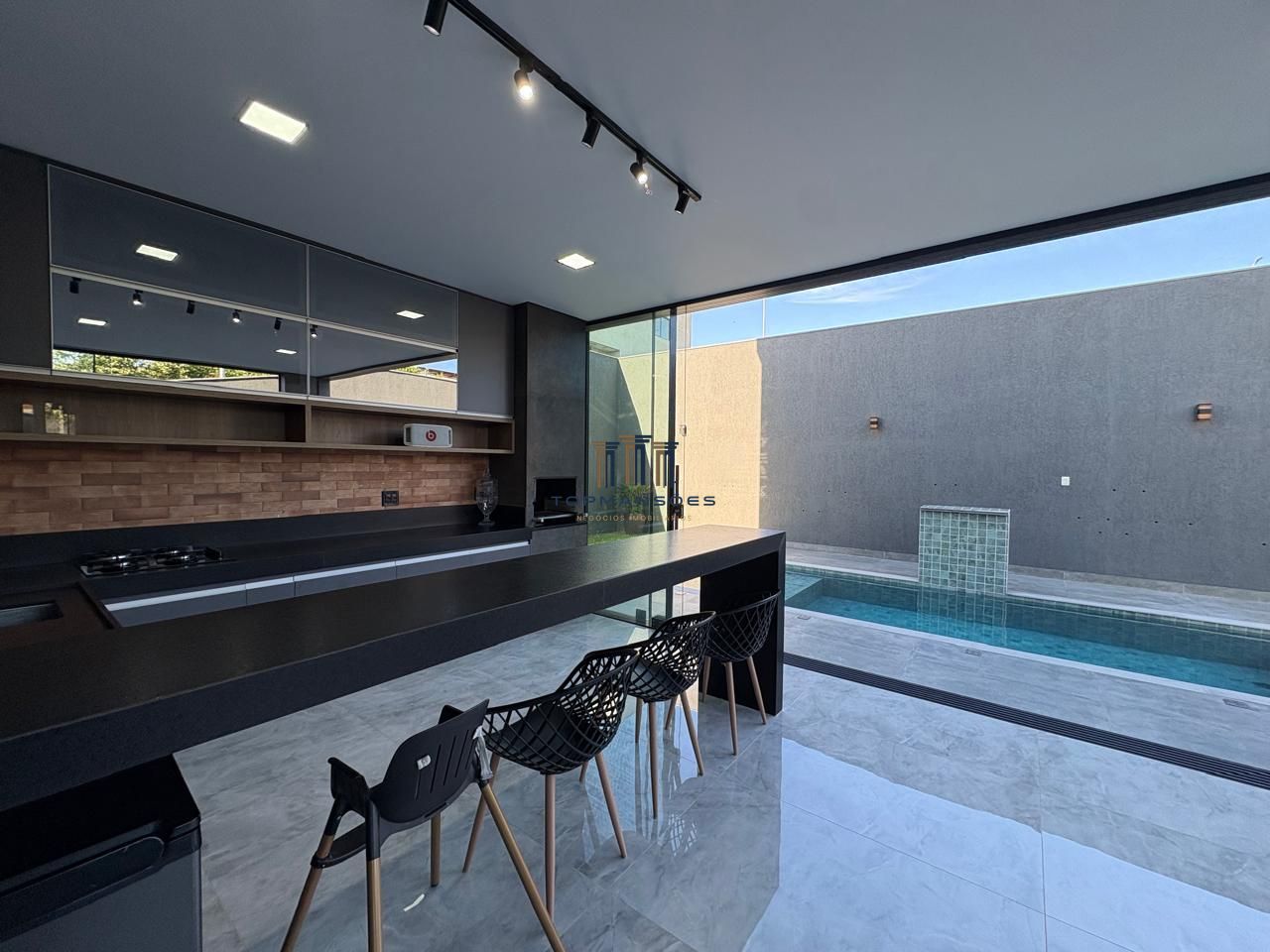 Casa de alto padrão, moderna com piscina aquecida, 4 quartos, em Alphaville/MG