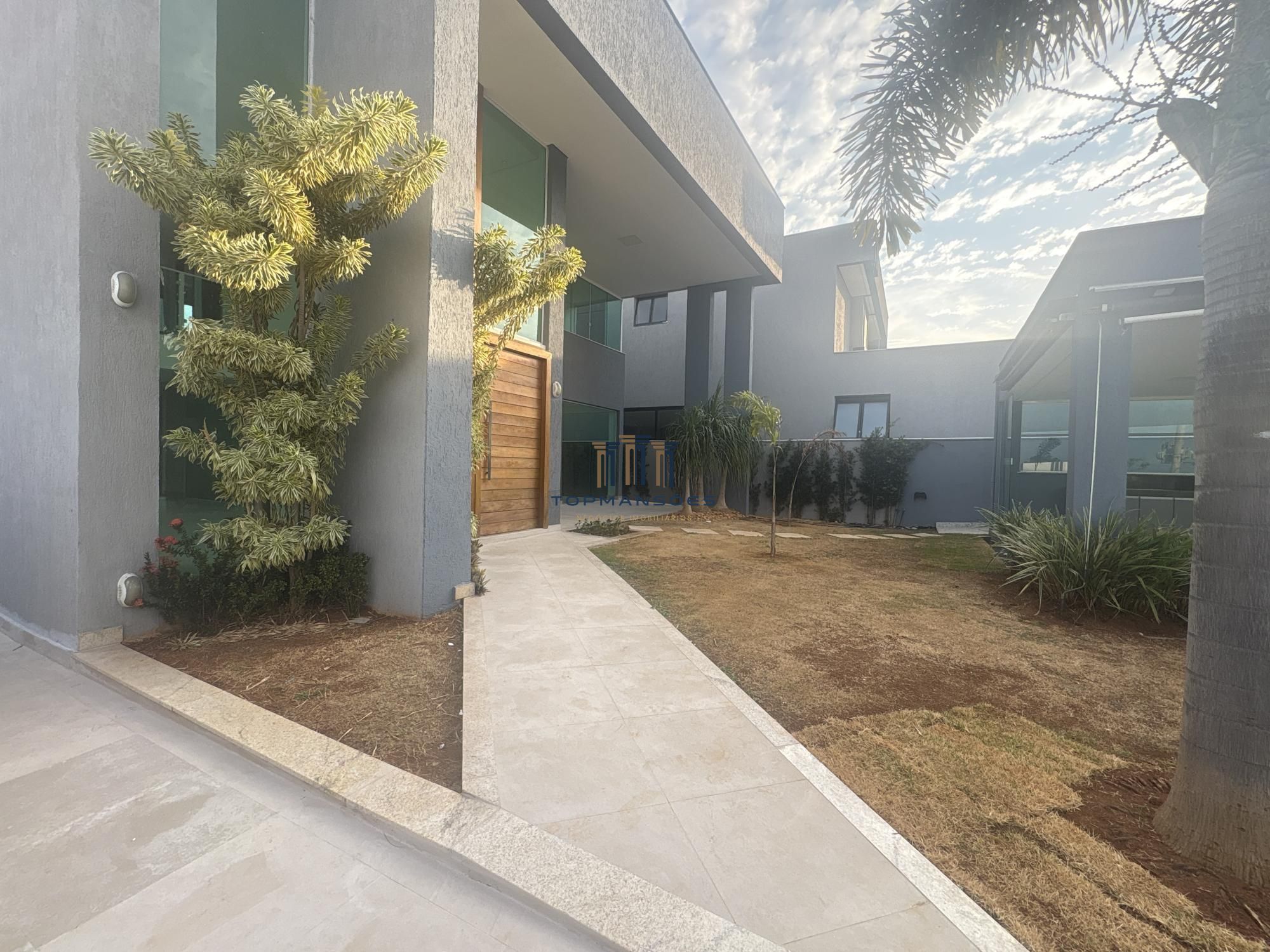 Casa com 4 suítes vista definitiva em Condominio fechado em Vespasiano