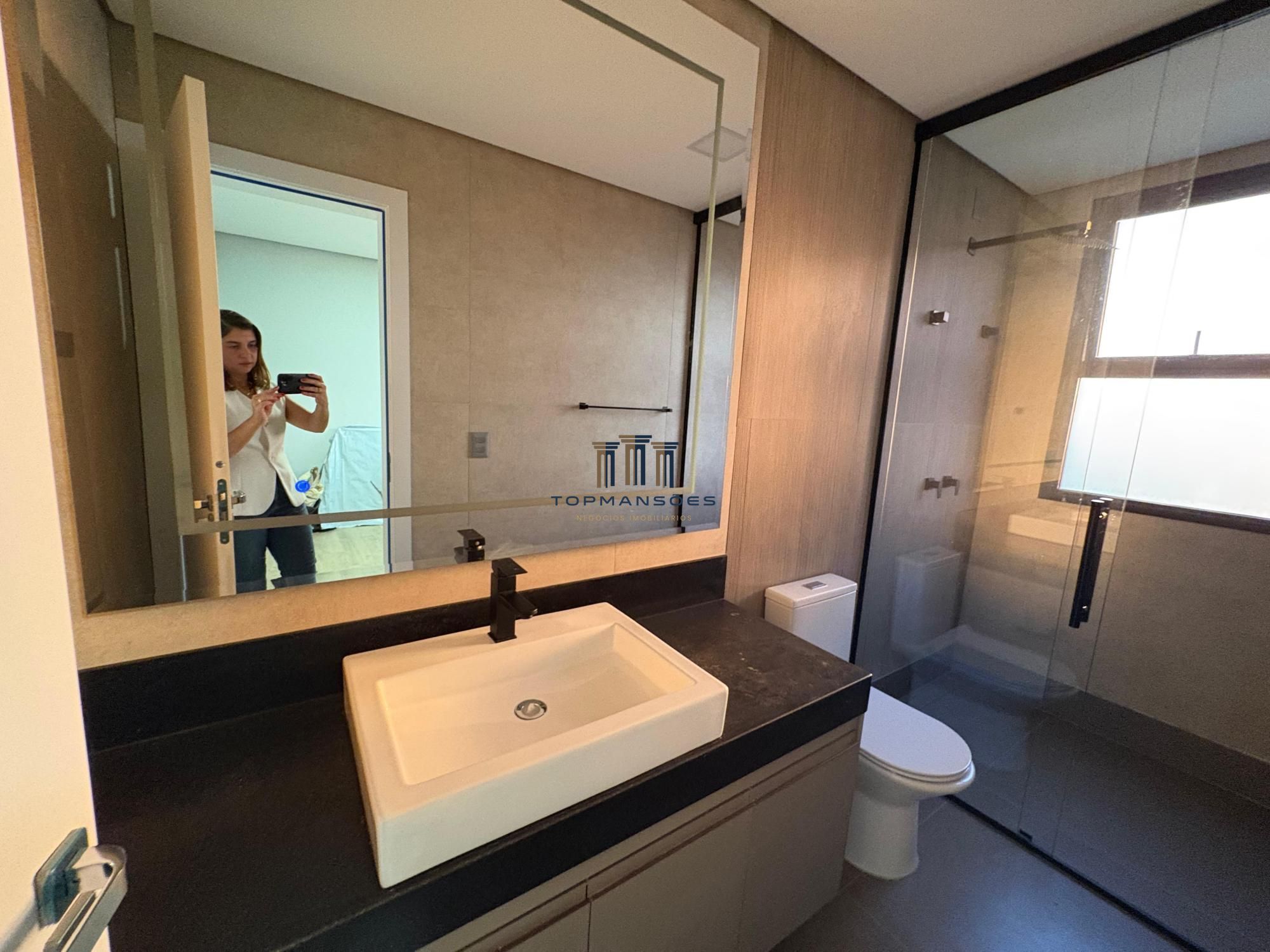 Casa de alto padrão, nova e mobiliada com 4 suítes e Piscina suspensa em Alphavi