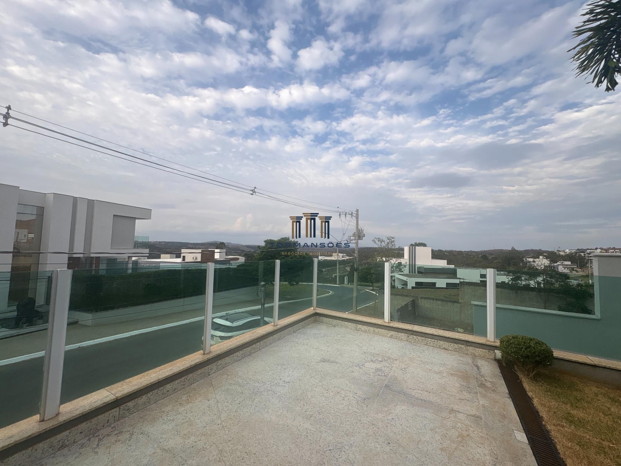 Casa com 4 suítes vista definitiva em Condominio fechado em Vespasiano
