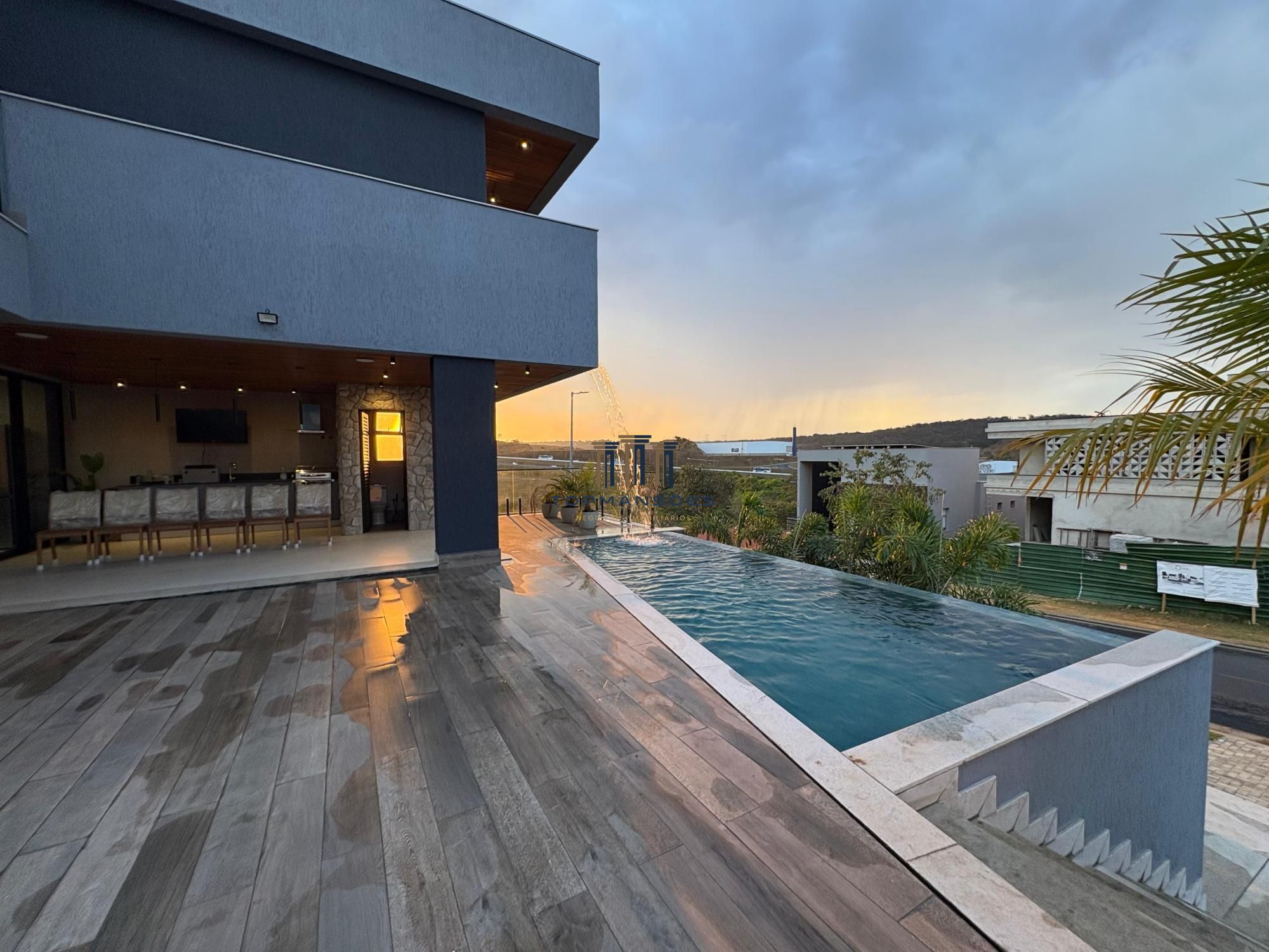 Casa de alto padrão, nova e mobiliada com 4 suítes e Piscina suspensa em Alphavi