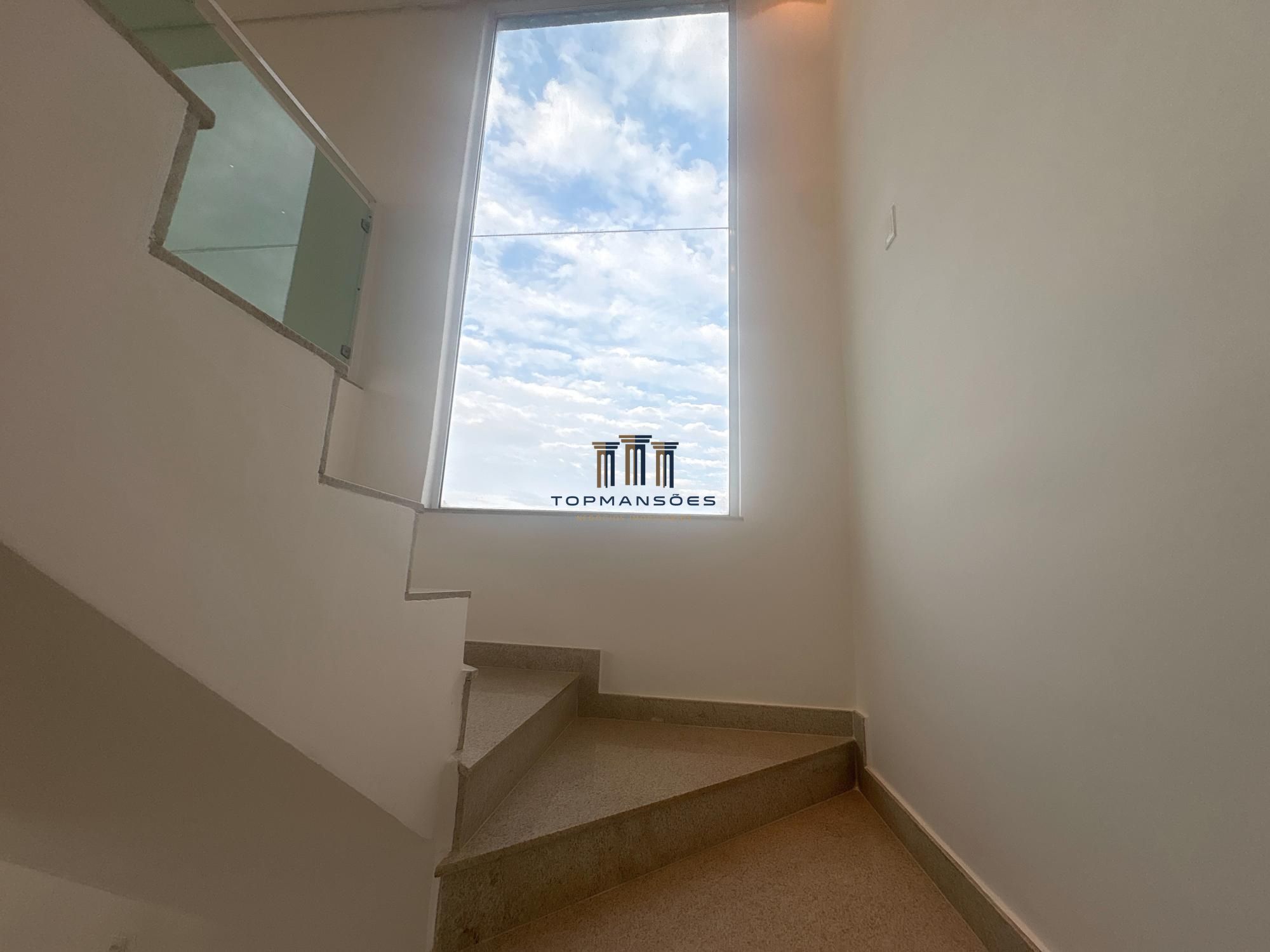 Casa com 4 suítes vista definitiva em Condominio fechado em Vespasiano