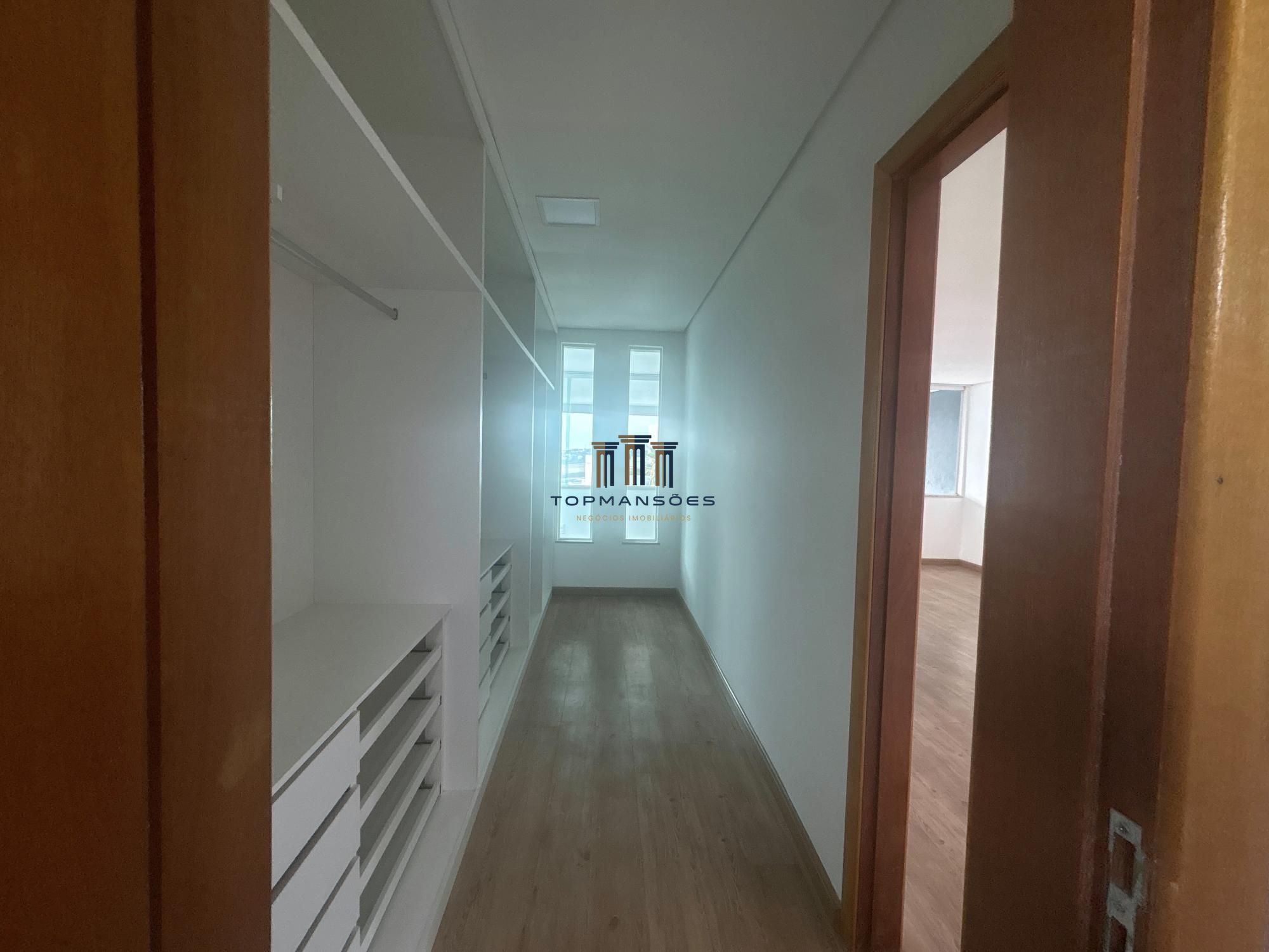Casa com 4 suítes vista definitiva em Condominio fechado em Vespasiano