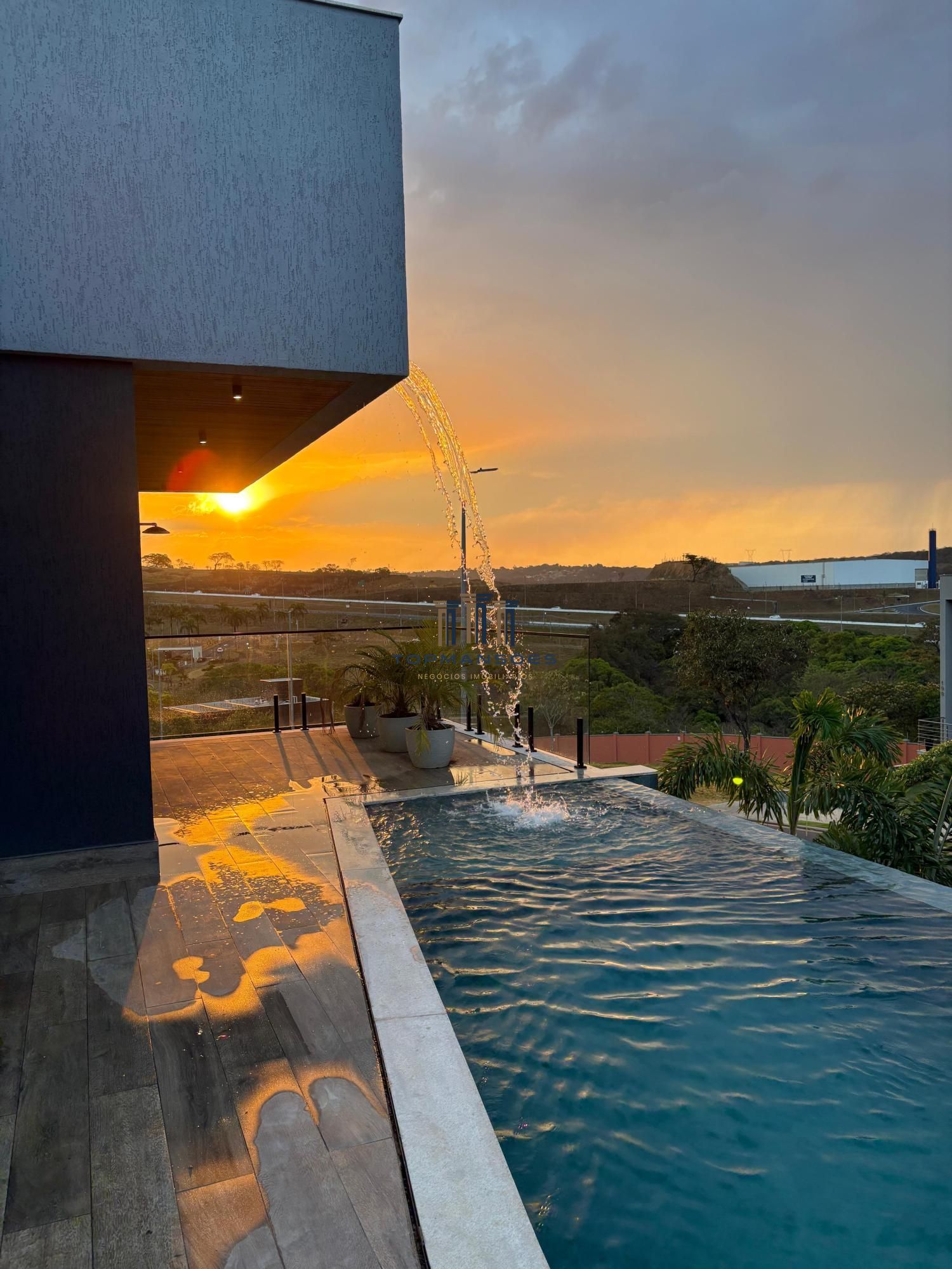 Casa de alto padrão, nova e mobiliada com 4 suítes e Piscina suspensa em Alphavi