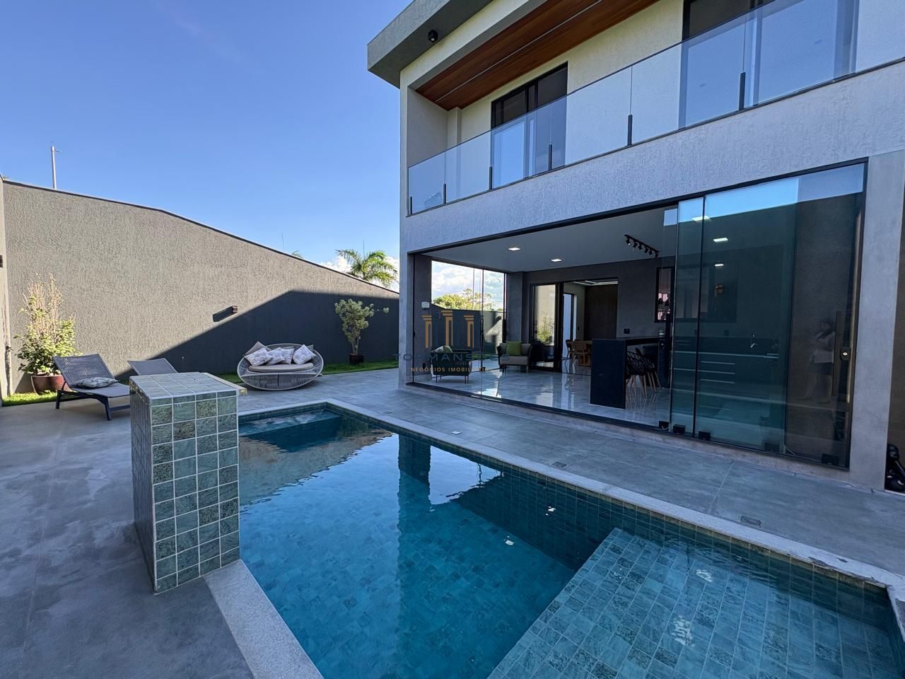 Casa de alto padrão, moderna com piscina aquecida, 4 quartos, em Alphaville/MG
