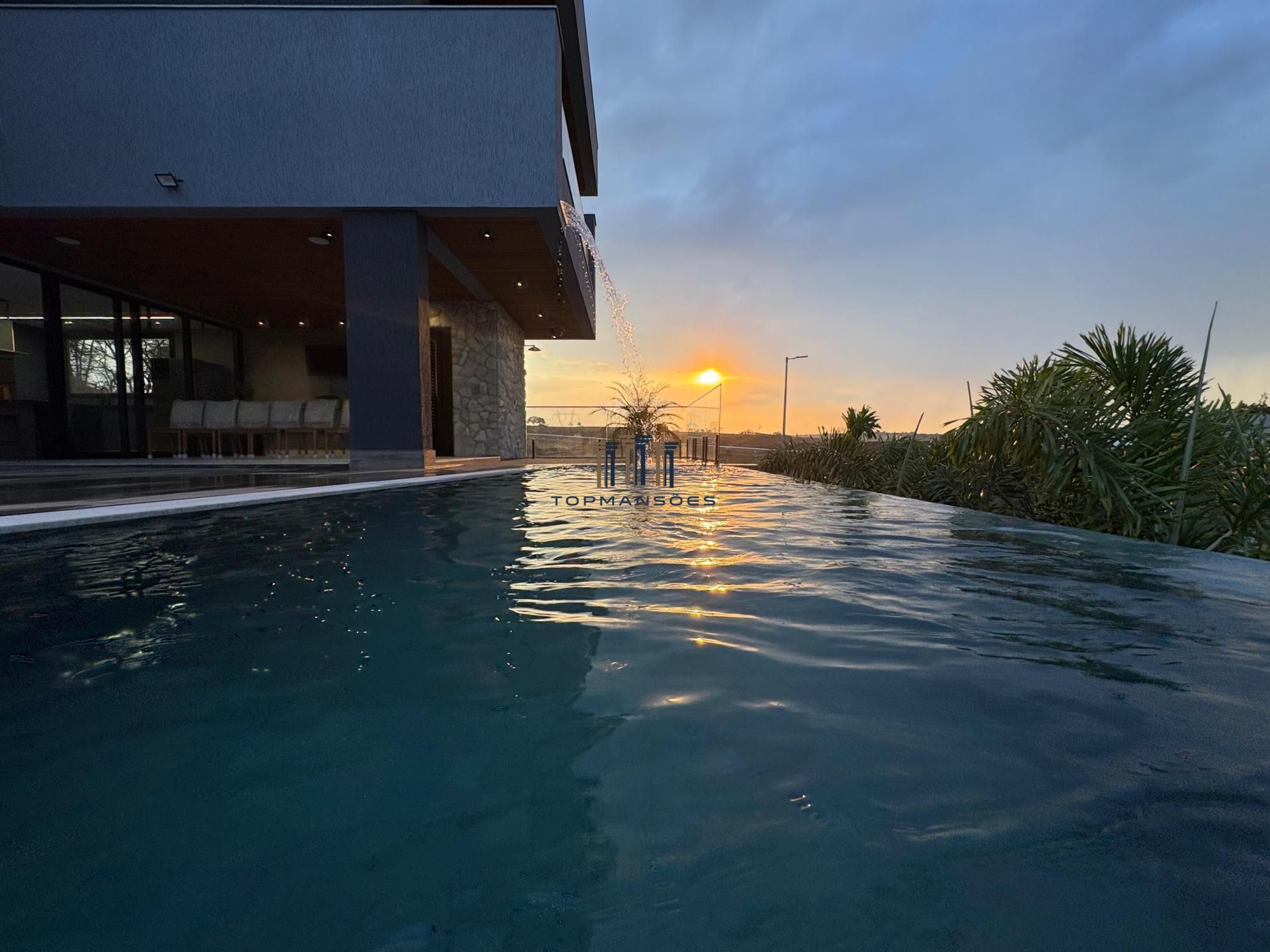 Casa de alto padrão, nova e mobiliada com 4 suítes e Piscina suspensa em Alphavi
