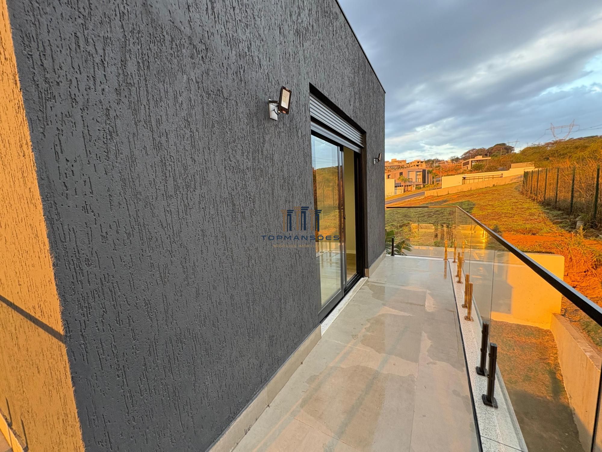 Casa de alto padrão, nova e mobiliada com 4 suítes e Piscina suspensa em Alphavi
