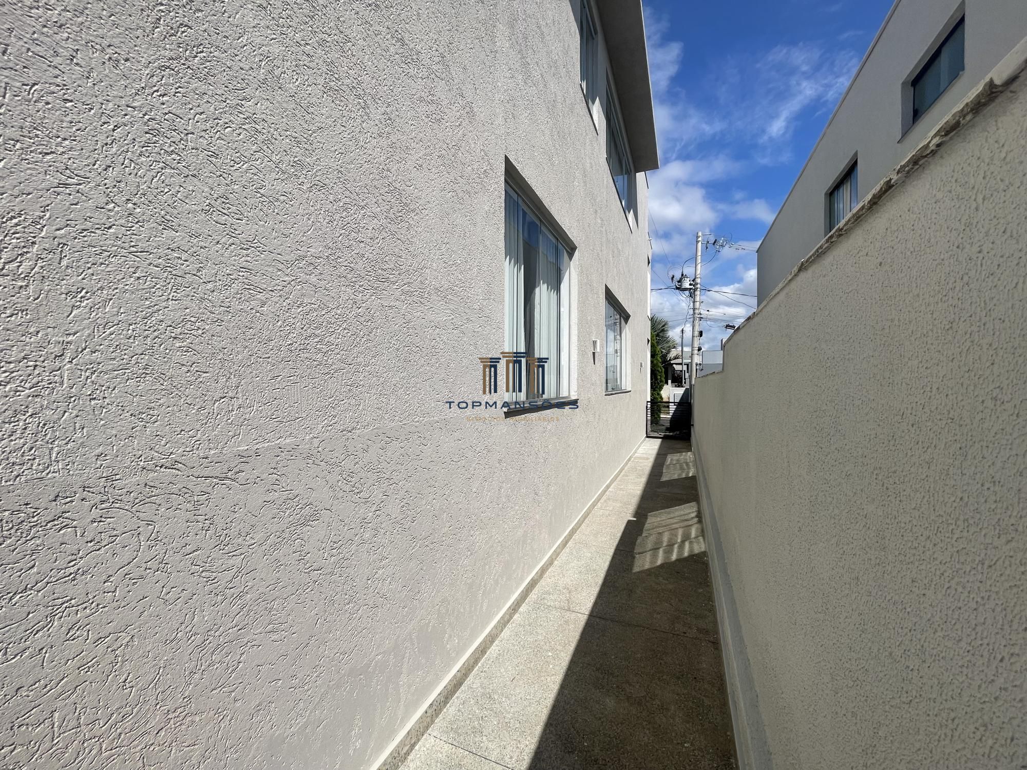 Linda casa com 3 suítes em Condomínio- Vespasiano.